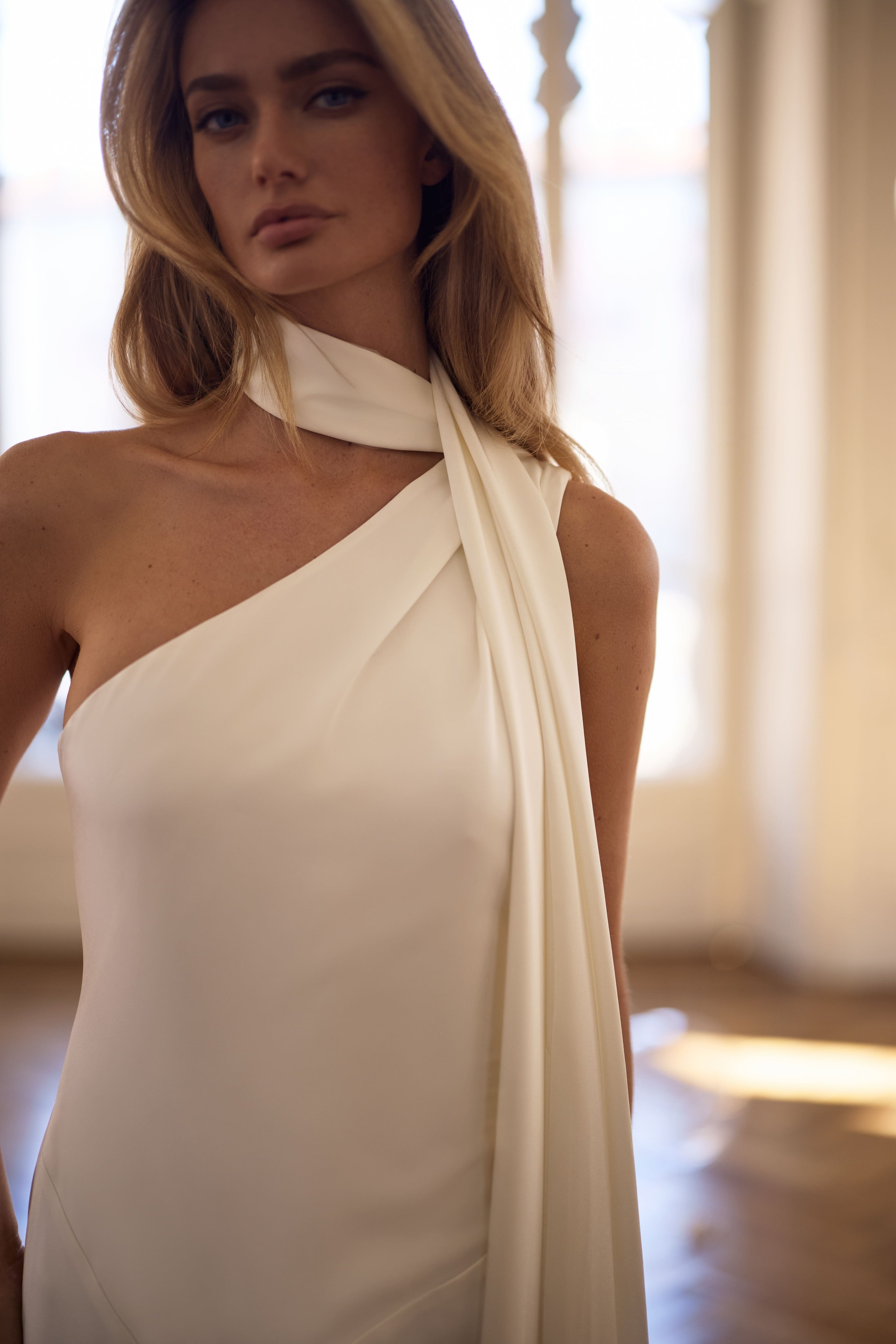 Satin-Brautkleid mit One-Shoulder-Design von Milla Nova 