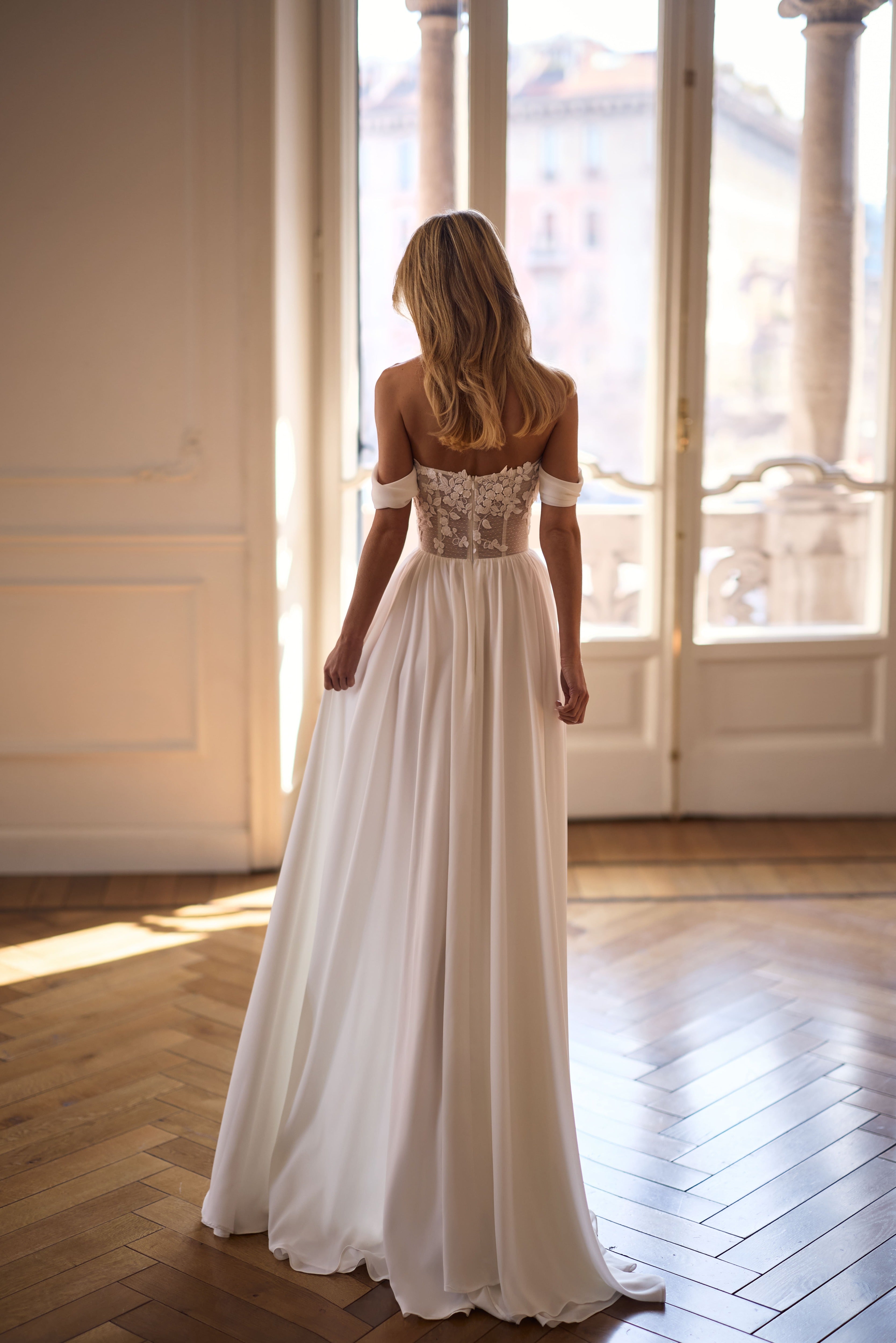 Clean Brautkleid mit Beinschlitz von Milla Nova