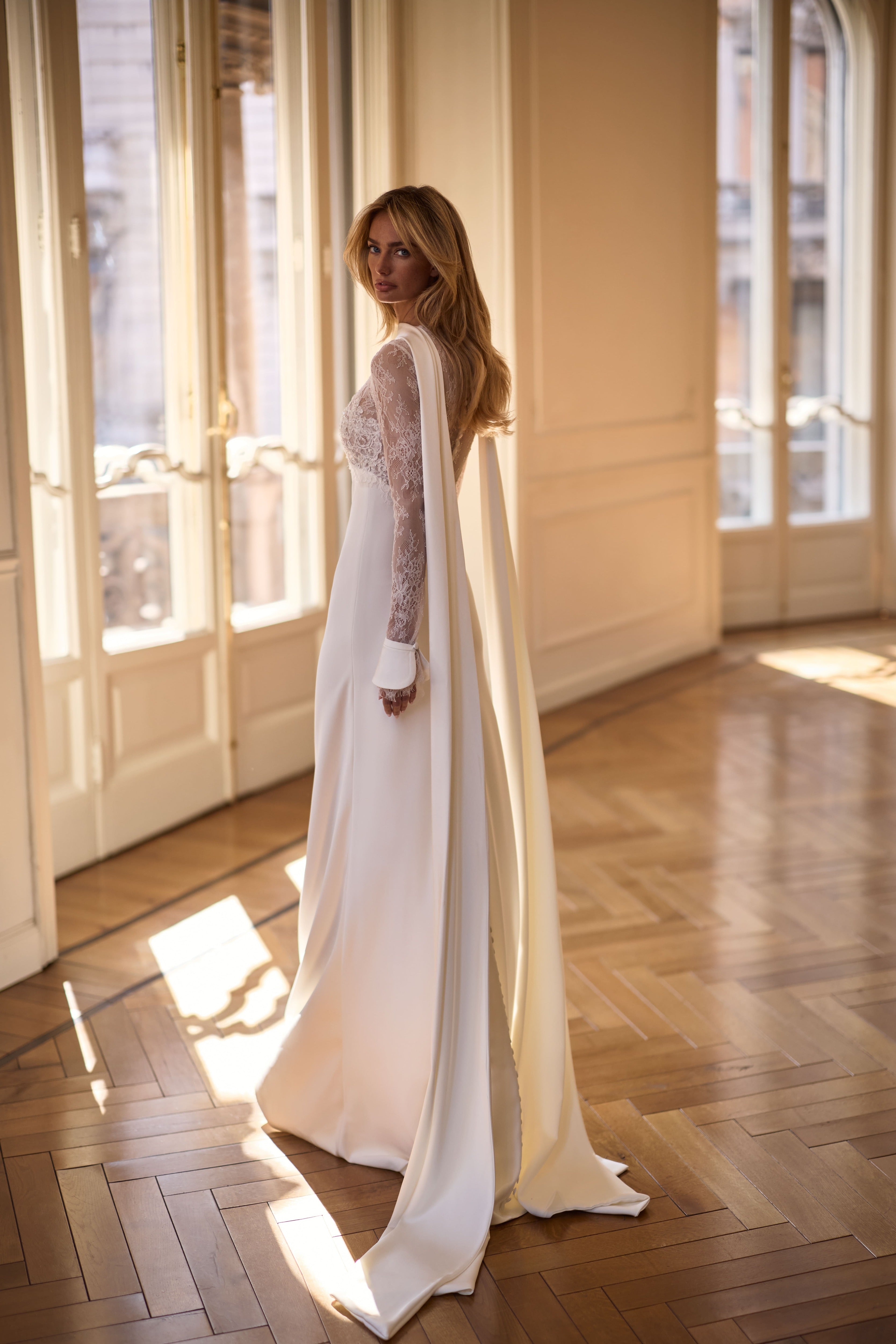 Clean Brautkleid mit Beinschlitz von Milla Nova