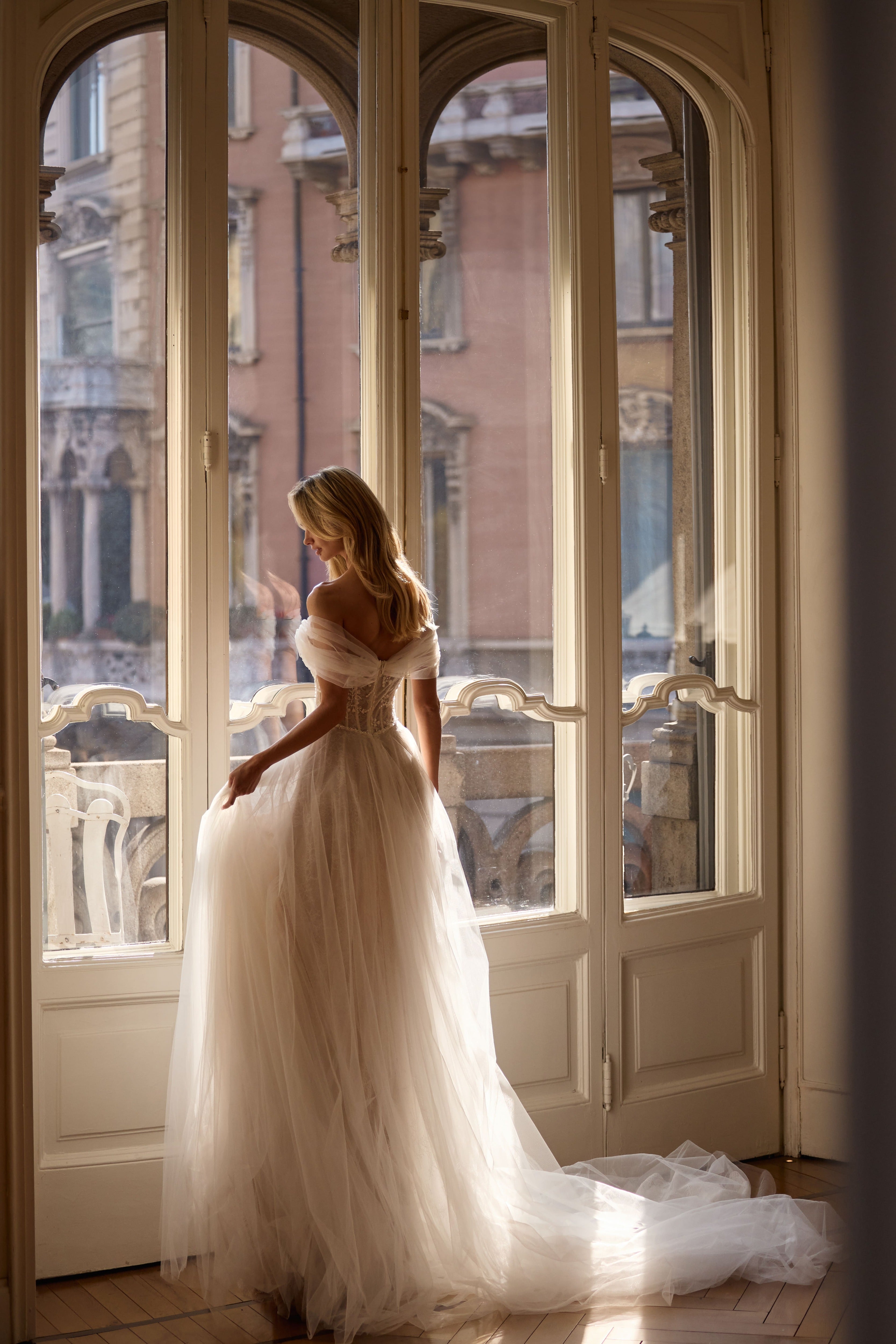 Brautkleid mit perlenbesetztem Korsett-Oberteil und Tüllrock von Milla Nova