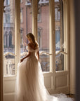 Brautkleid mit perlenbesetztem Korsett-Oberteil und Tüllrock von Milla Nova