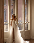 Brautkleid mit perlenbesetztem Korsett-Oberteil und Tüllrock von Milla Nova