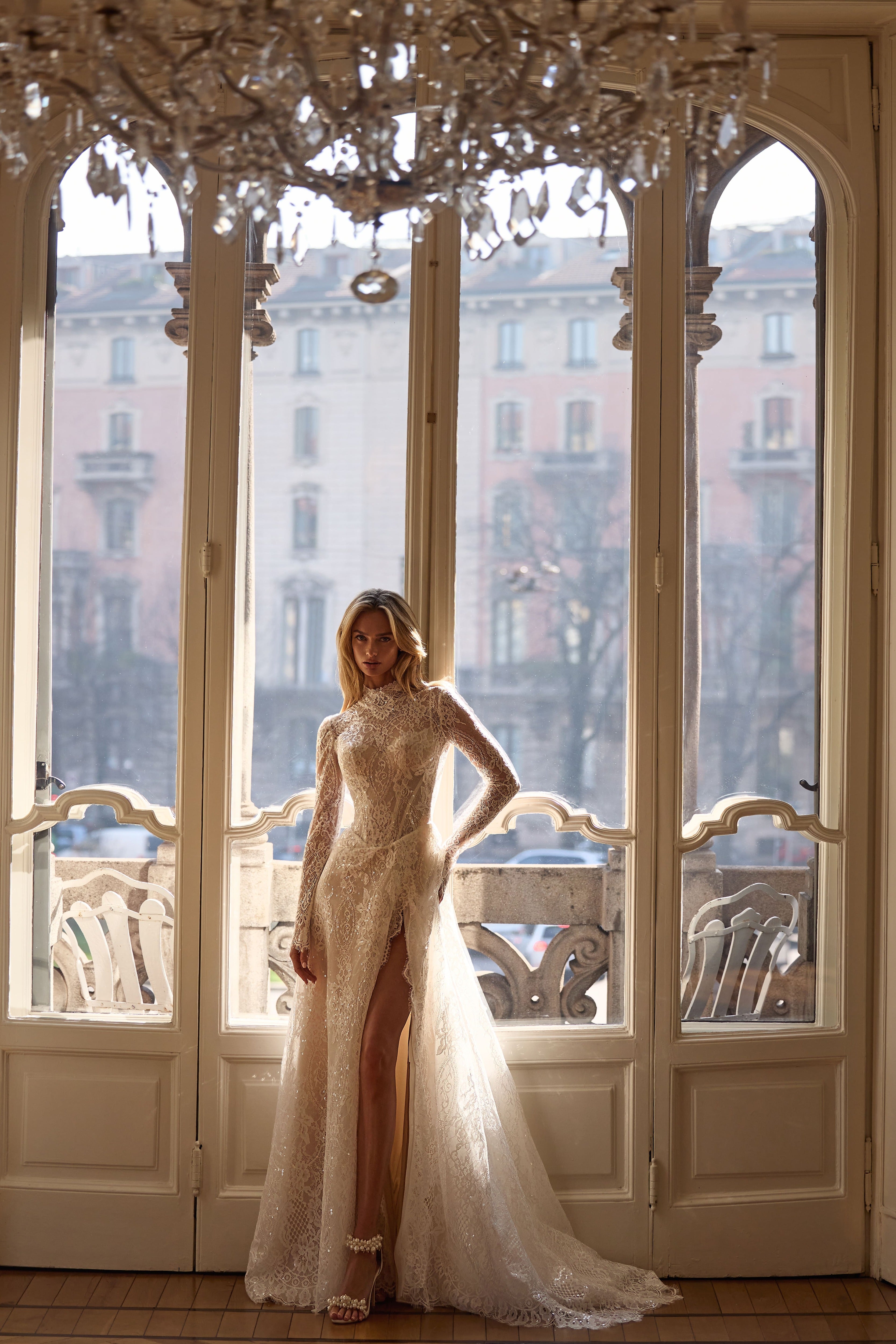 Brautkleid mit hohem Ausschnitt aus paillettenbestickter Spitze von Milla Nova