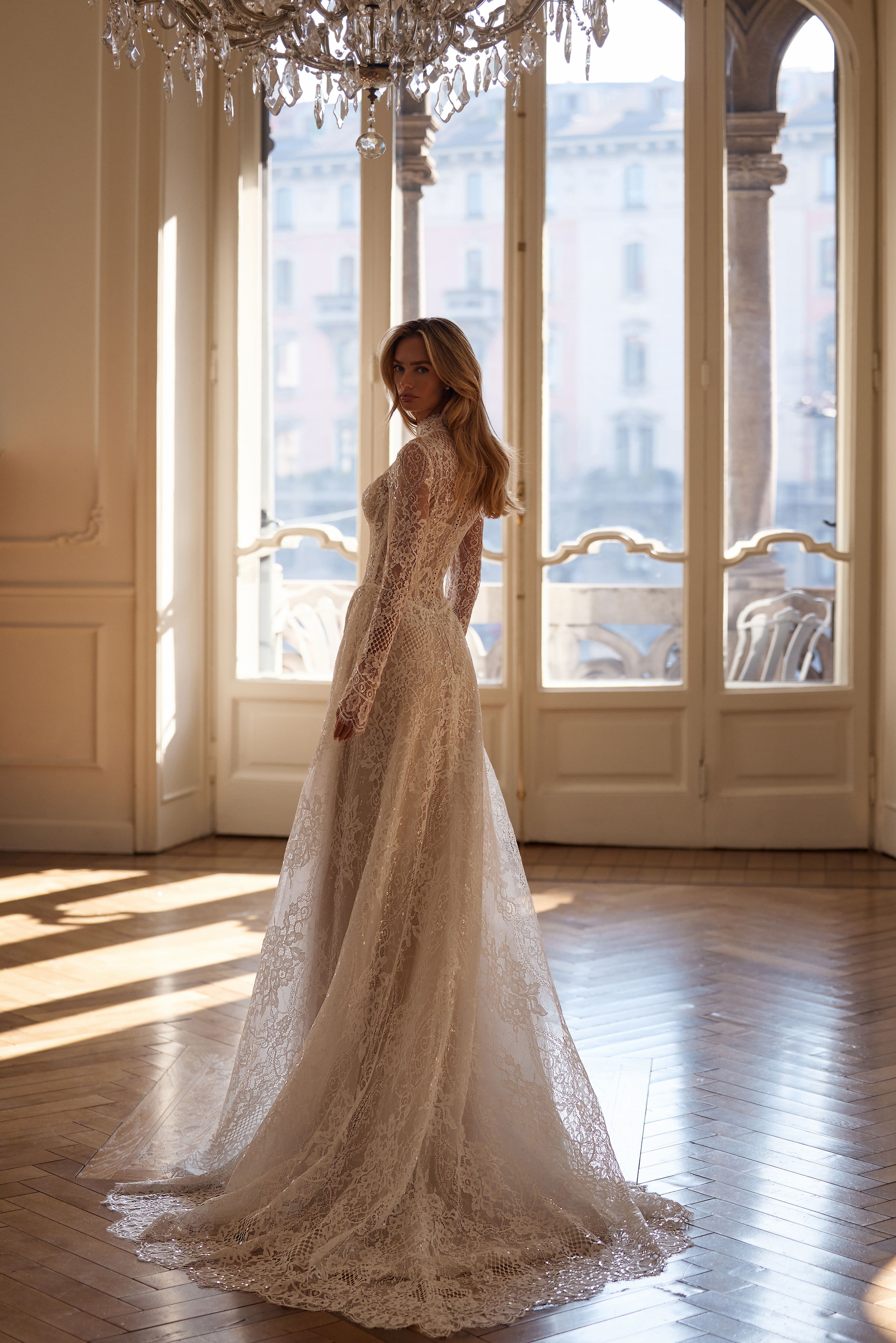 Brautkleid mit hohem Ausschnitt aus paillettenbestickter Spitze von Milla Nova