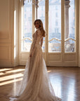Brautkleid mit hohem Ausschnitt aus paillettenbestickter Spitze von Milla Nova