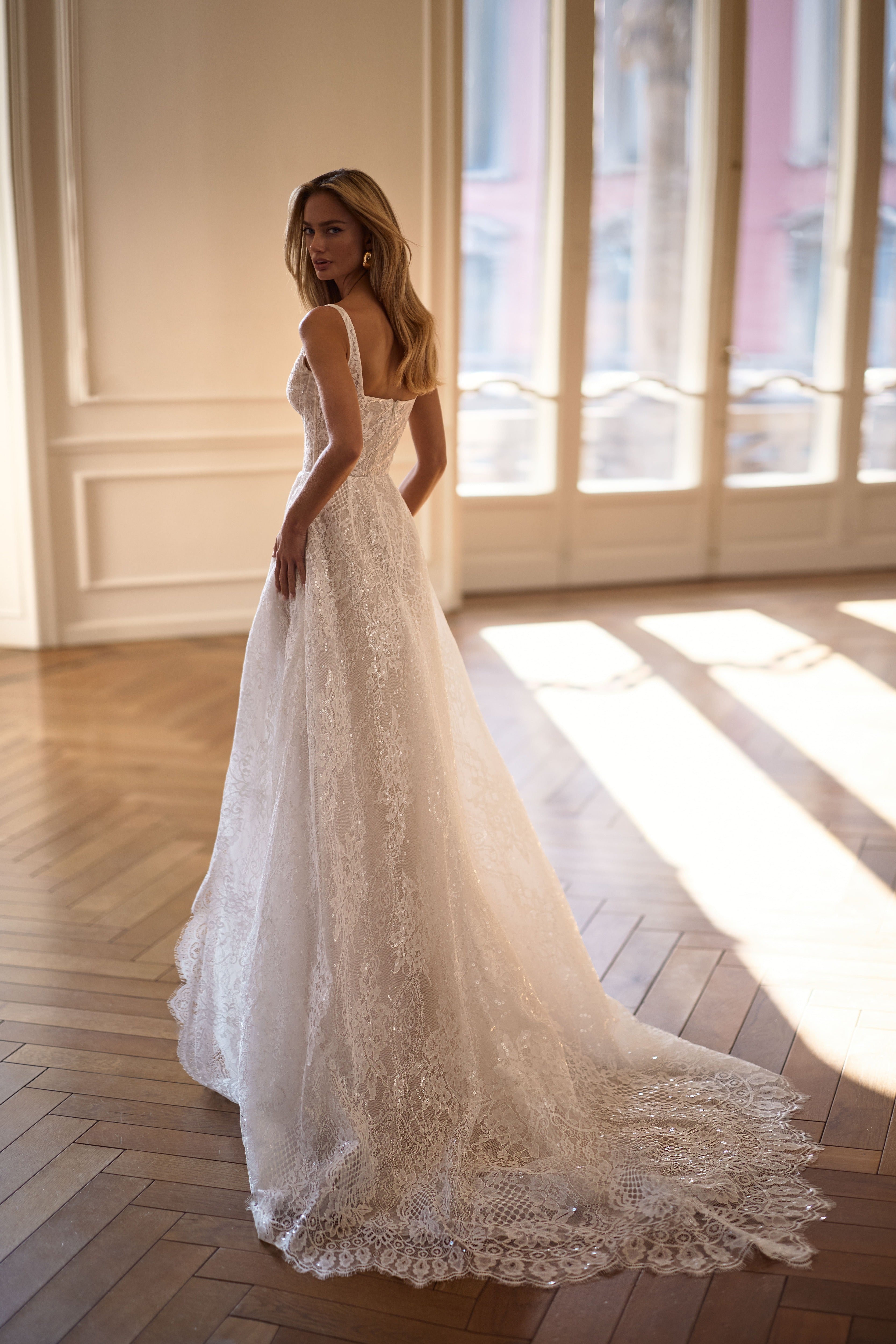 Brautkleid mit Beinschlitz von Milla Nova