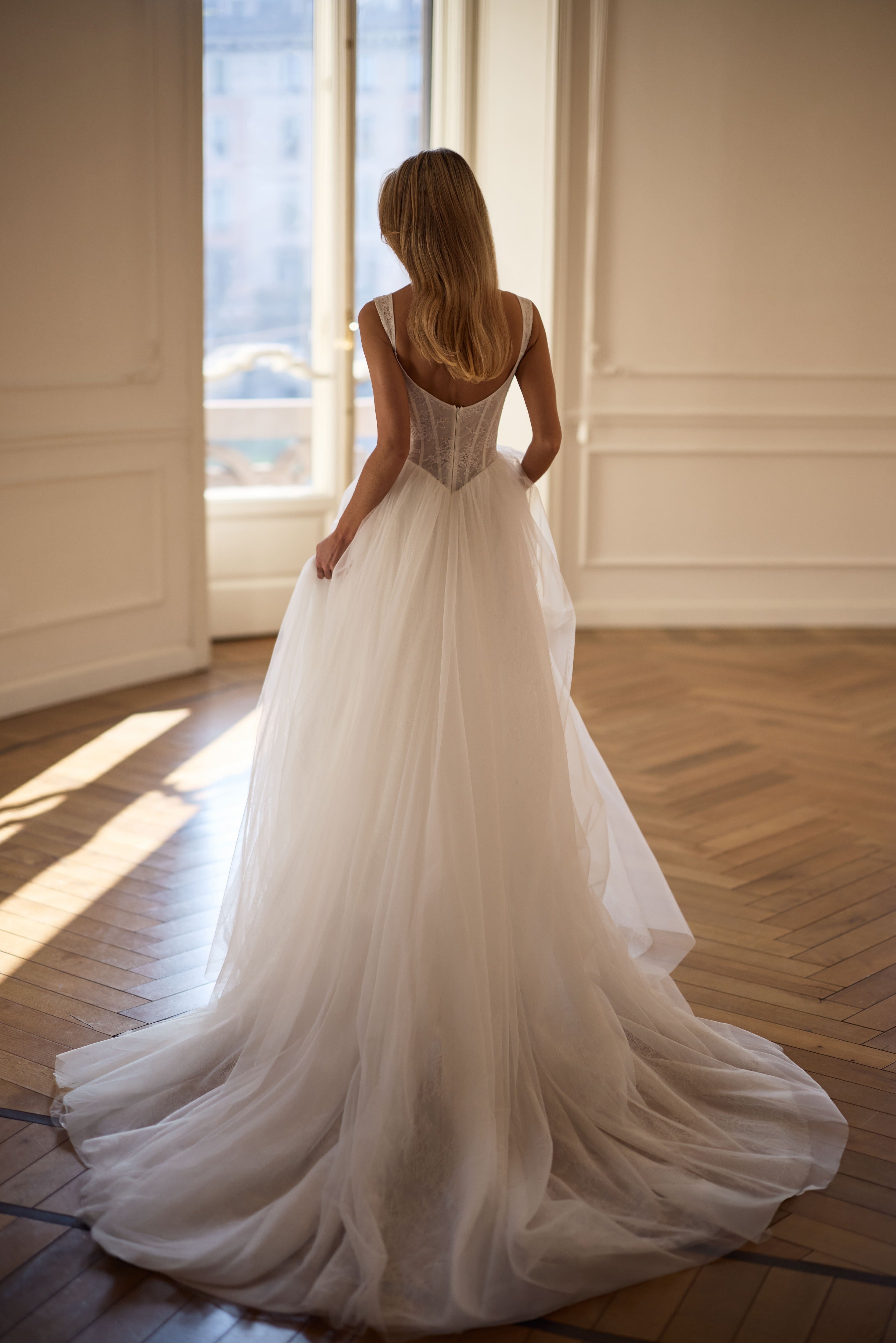 Brautkleid aus Chantilly-Spitze mit Off-Shoulder-Design von Milla Nova 