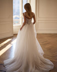 Brautkleid aus Chantilly-Spitze mit Off-Shoulder-Design von Milla Nova 