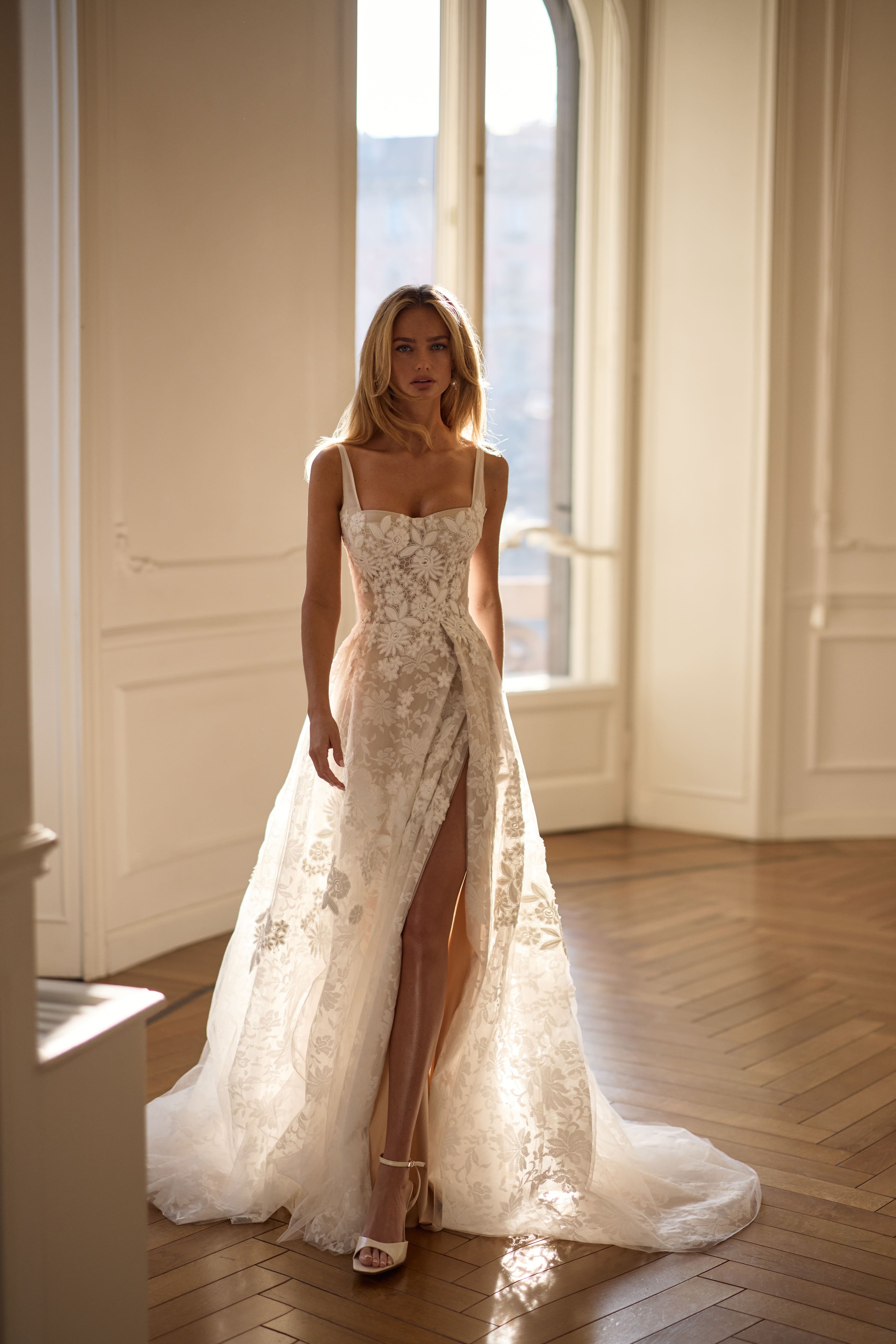 Brautkleid  aus zarter Chantilly-Spitze von Milla Nova 