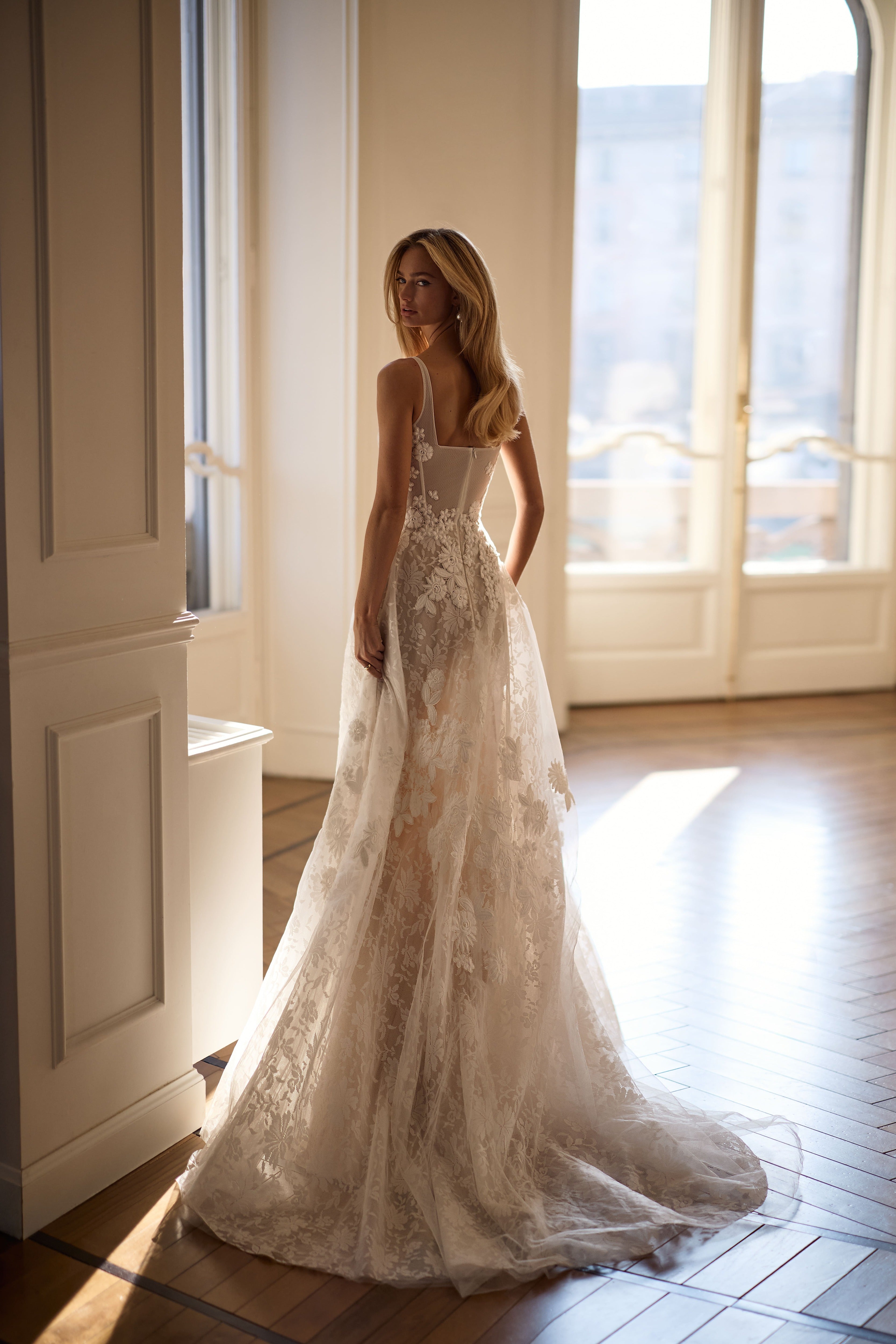 Brautkleid  aus zarter Chantilly-Spitze von Milla Nova 