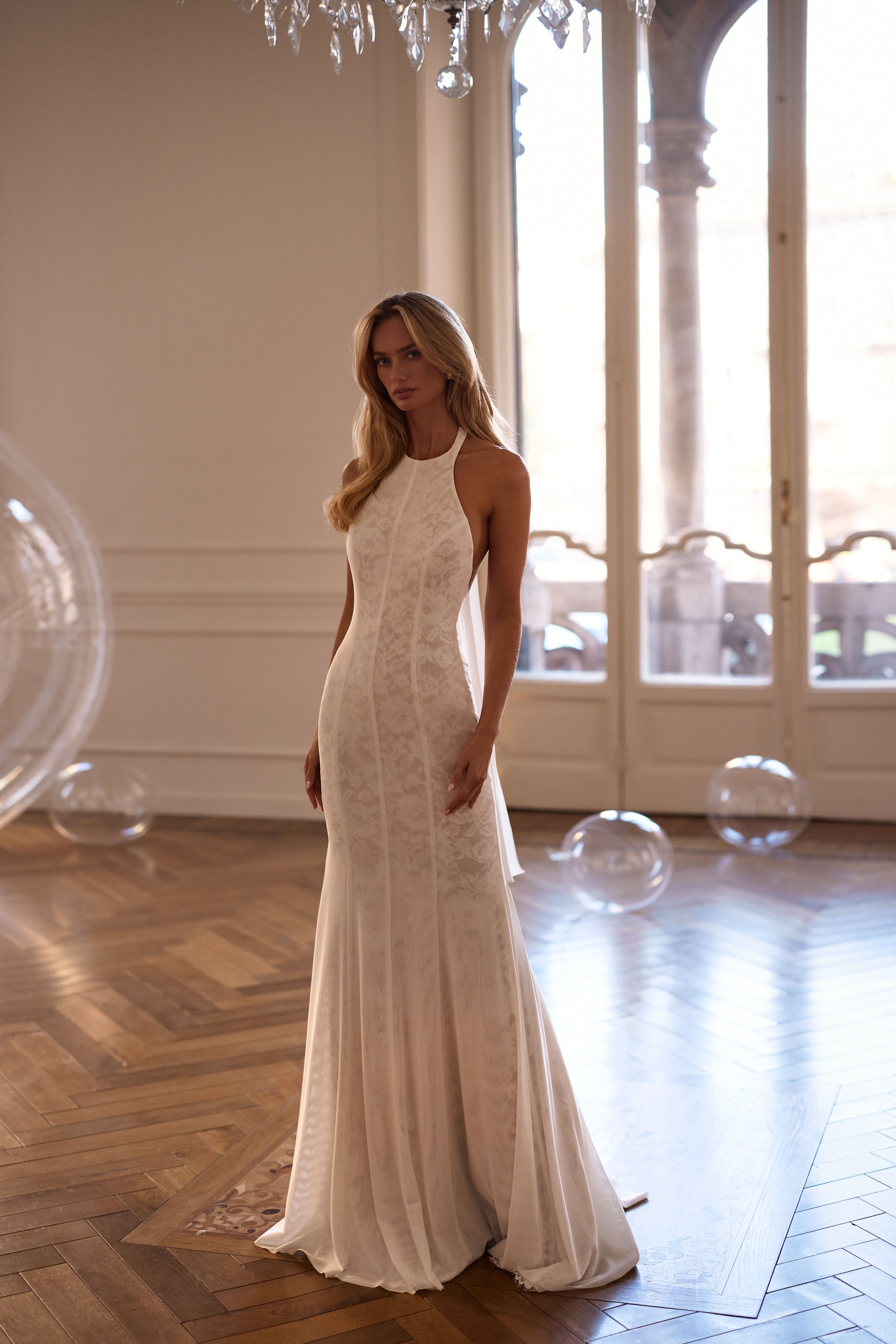 Spitzen-Brautkleid mit hohem Kragen und tiefem Rückenausschnitt von Milla Nova 