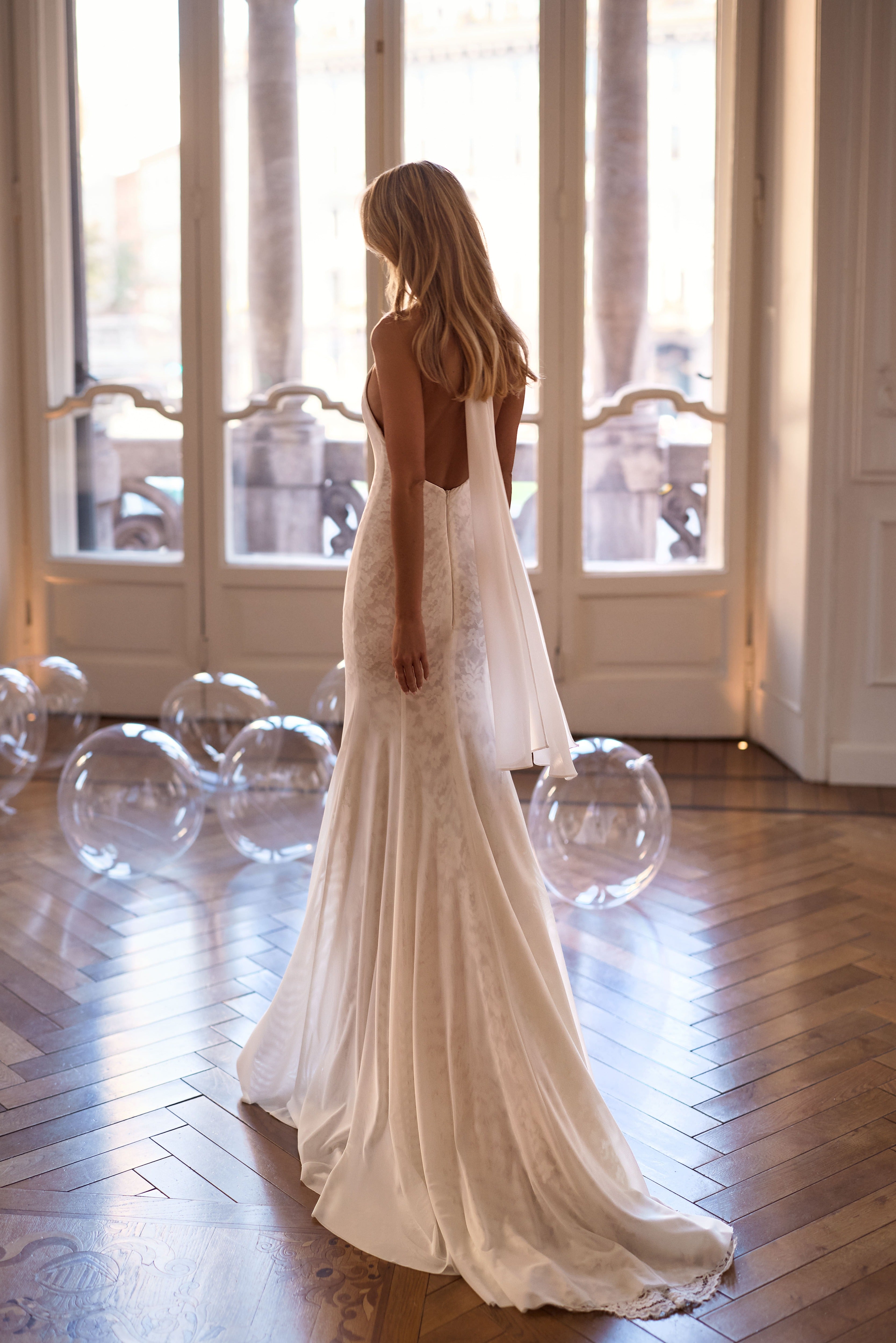 Spitzen-Brautkleid mit hohem Kragen und tiefem Rückenausschnitt von Milla Nova 