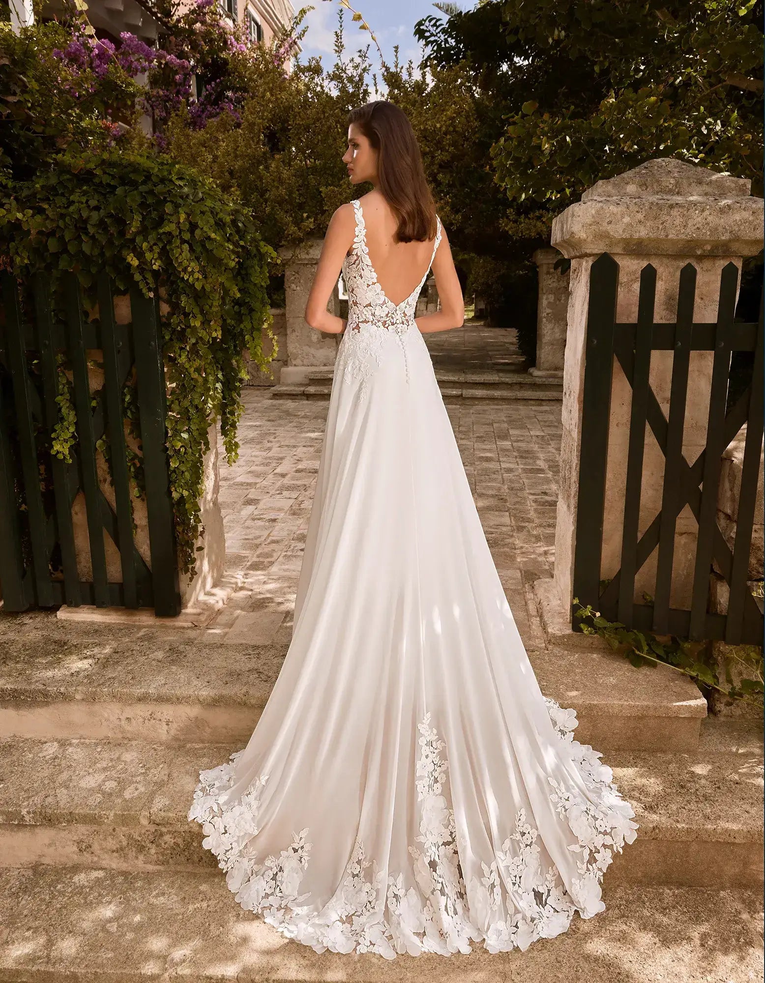 A-Linie Brautkleid mit V-ausschnitt und Chiffonrock von Alberto Palatchi 