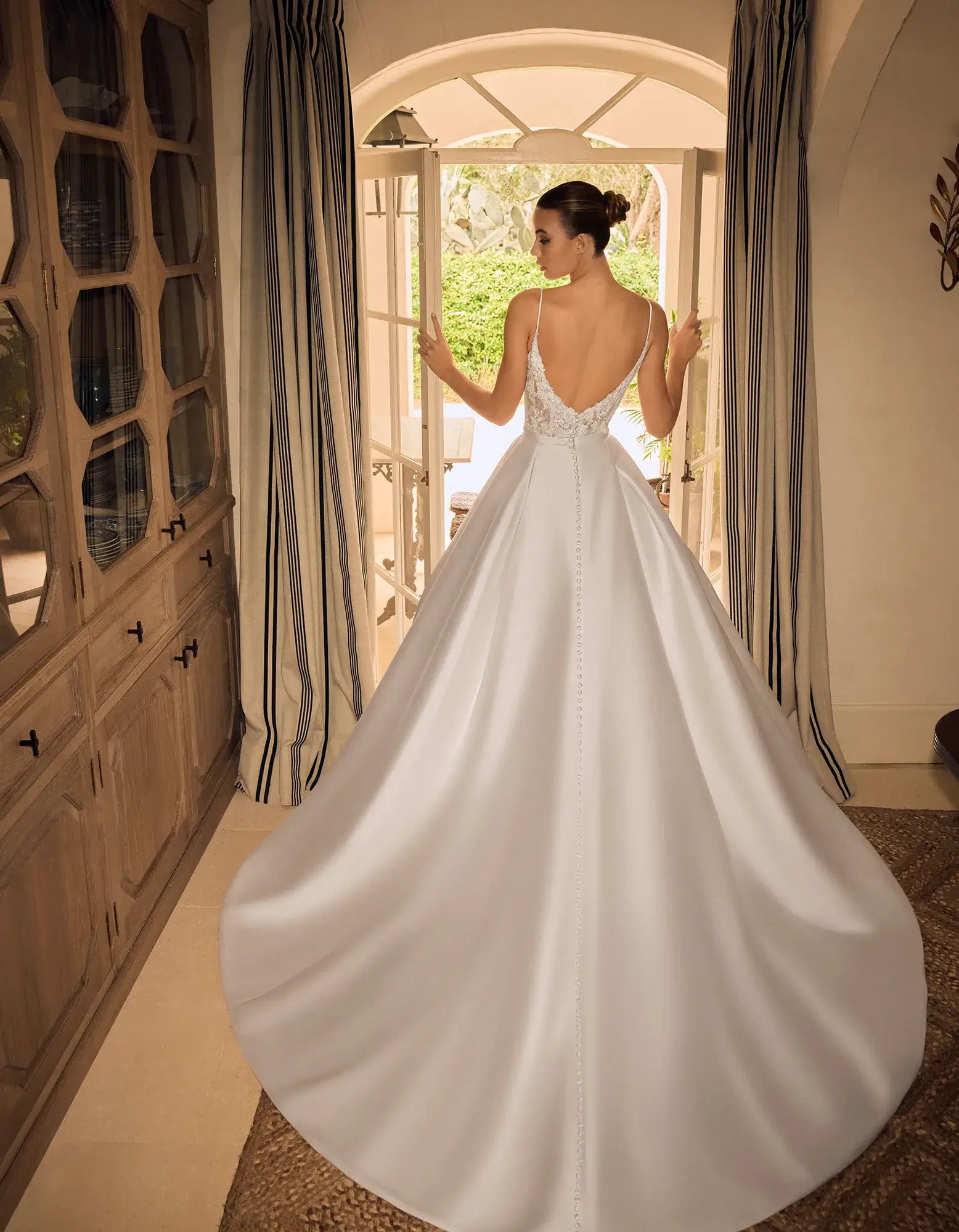 Brautkleid mit V-ausschnitt von Alberto Palatchi
