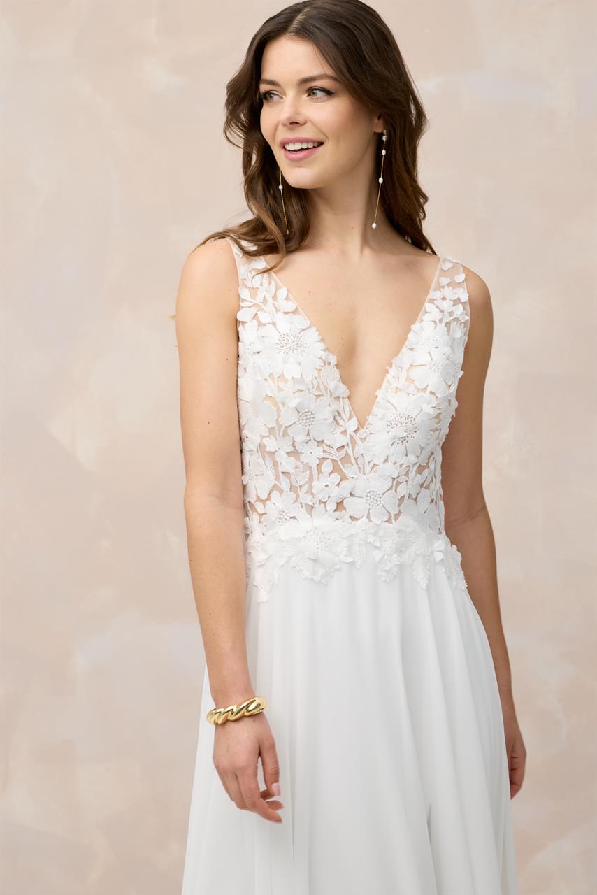 Brautkleid mit einem tiefen Ausschnitt von Marylise 