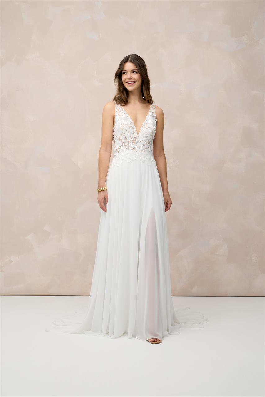 Brautkleid mit einem tiefen Ausschnitt von Marylise 