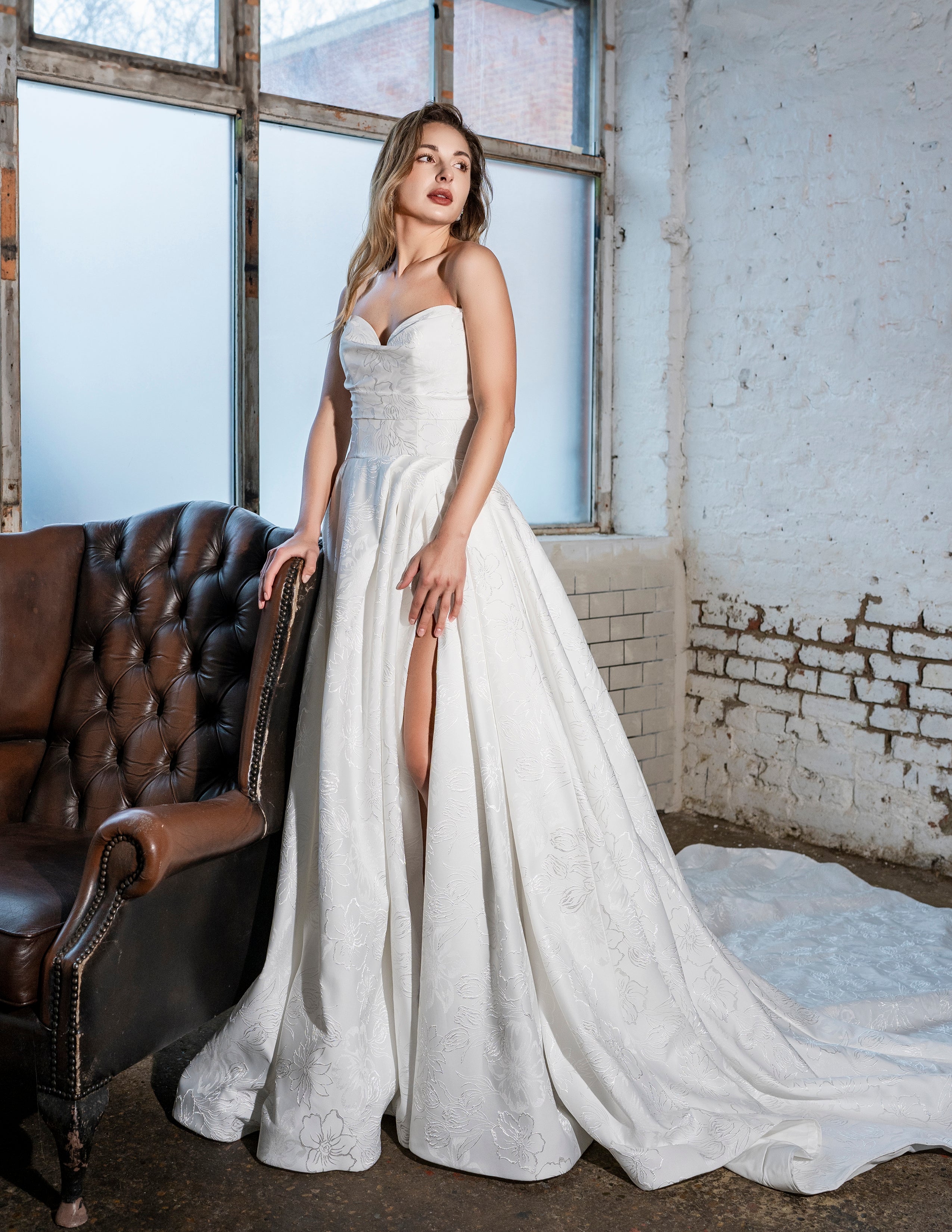 Brautkleid mit Beinschlitz von Teresa Atelier 