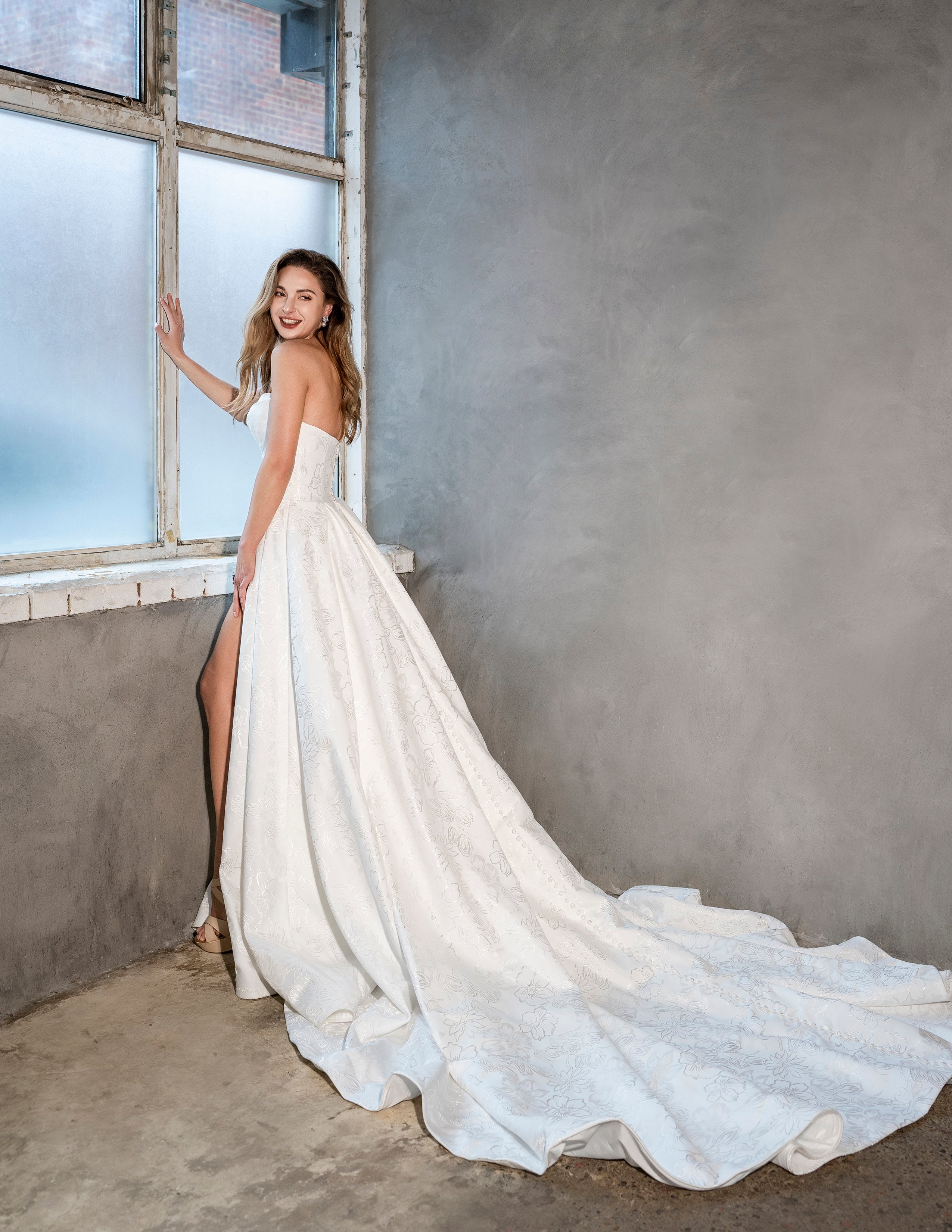 Brautkleid mit Beinschlitz von Teresa Atelier 