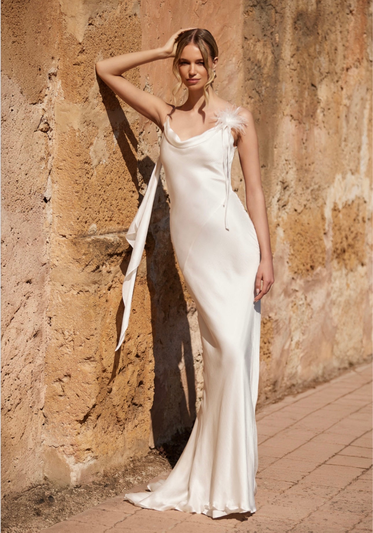 Brautkleid mit ein Blütendetail auf der Schulter von Mia Lavi 