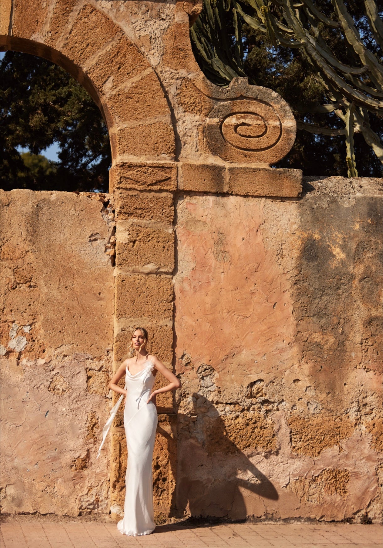 Brautkleid mit ein Blütendetail auf der Schulter von Mia Lavi 