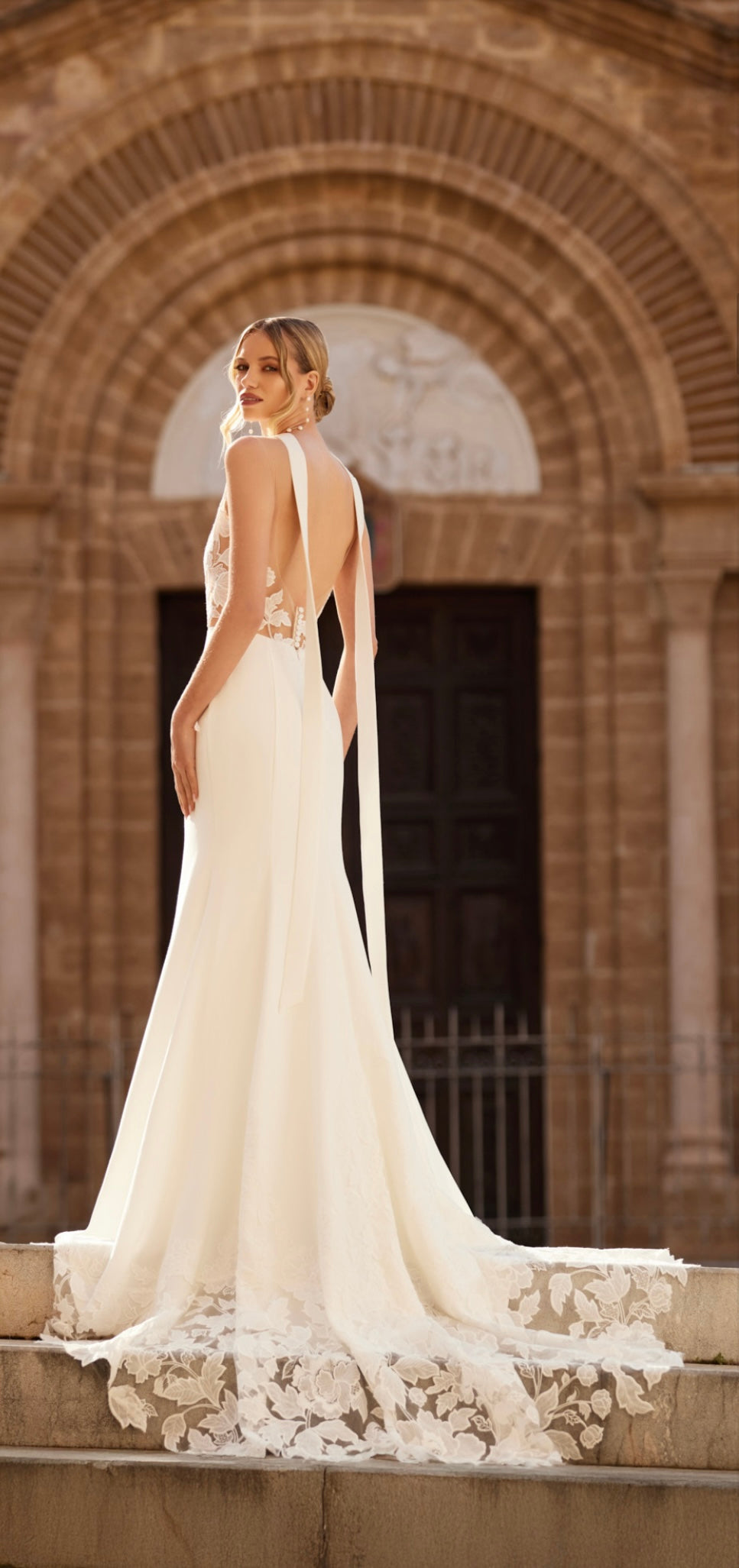 Ärmelloser Brautkleid mit Oberteil aus Tüll und Spitze von Mia Lavi 