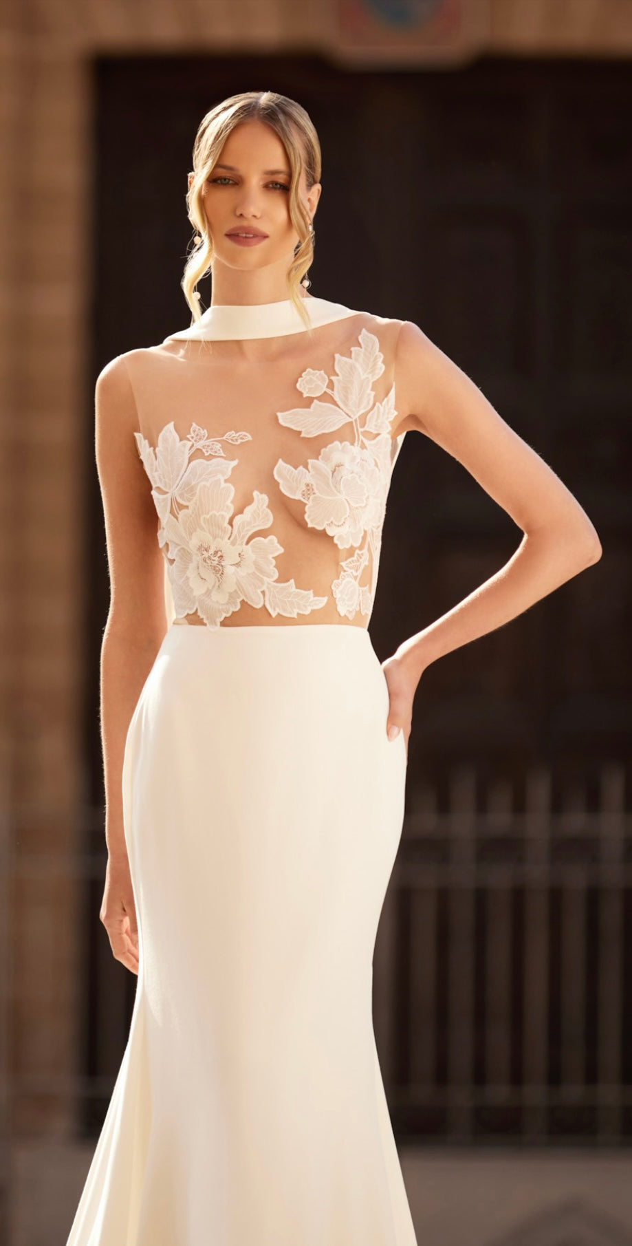 Ärmelloser Brautkleid mit Oberteil aus Tüll und Spitze von Mia Lavi 