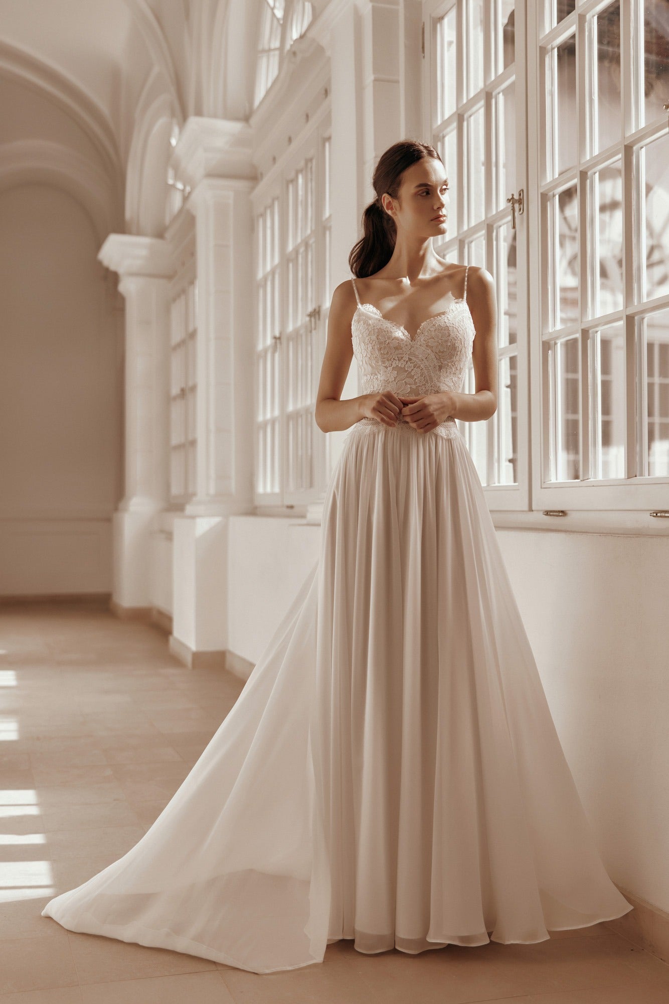 Brautkleid mit Spaghettiträger von Mia Lavi