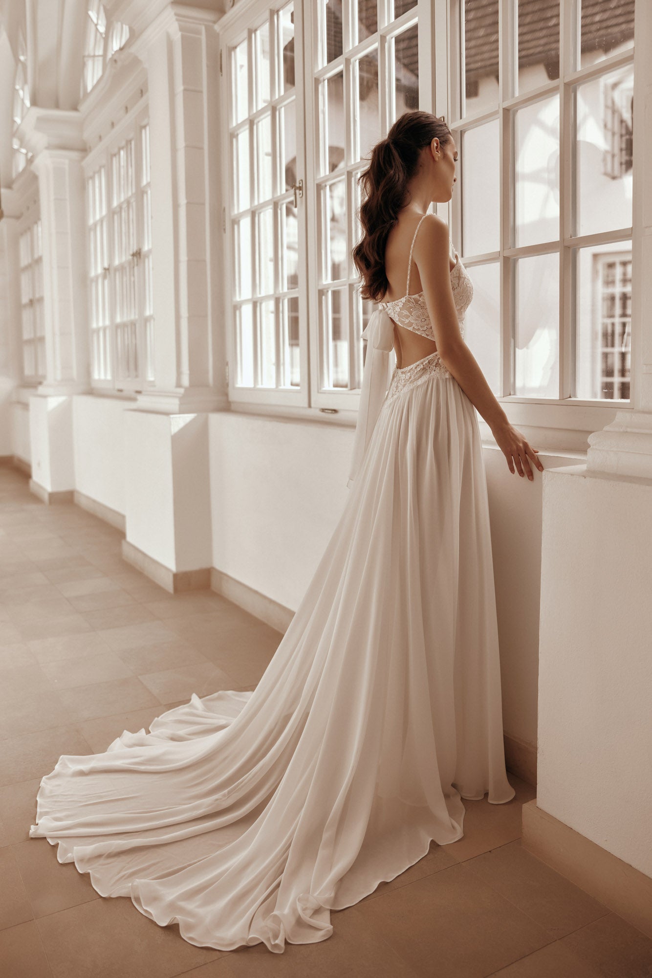 Brautkleid mit Spaghettiträger von Mia Lavi