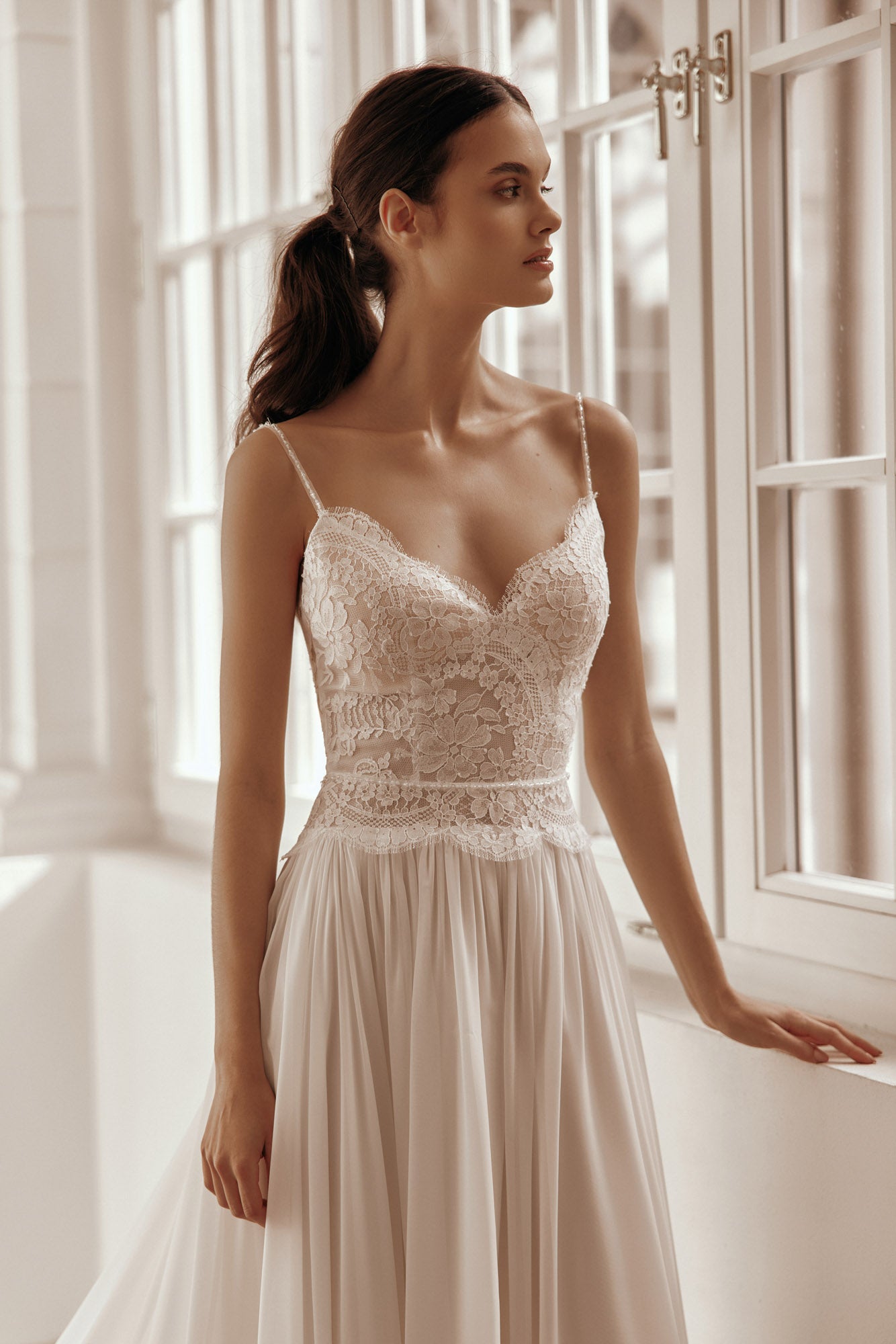 Brautkleid mit Spaghettiträger von Mia Lavi