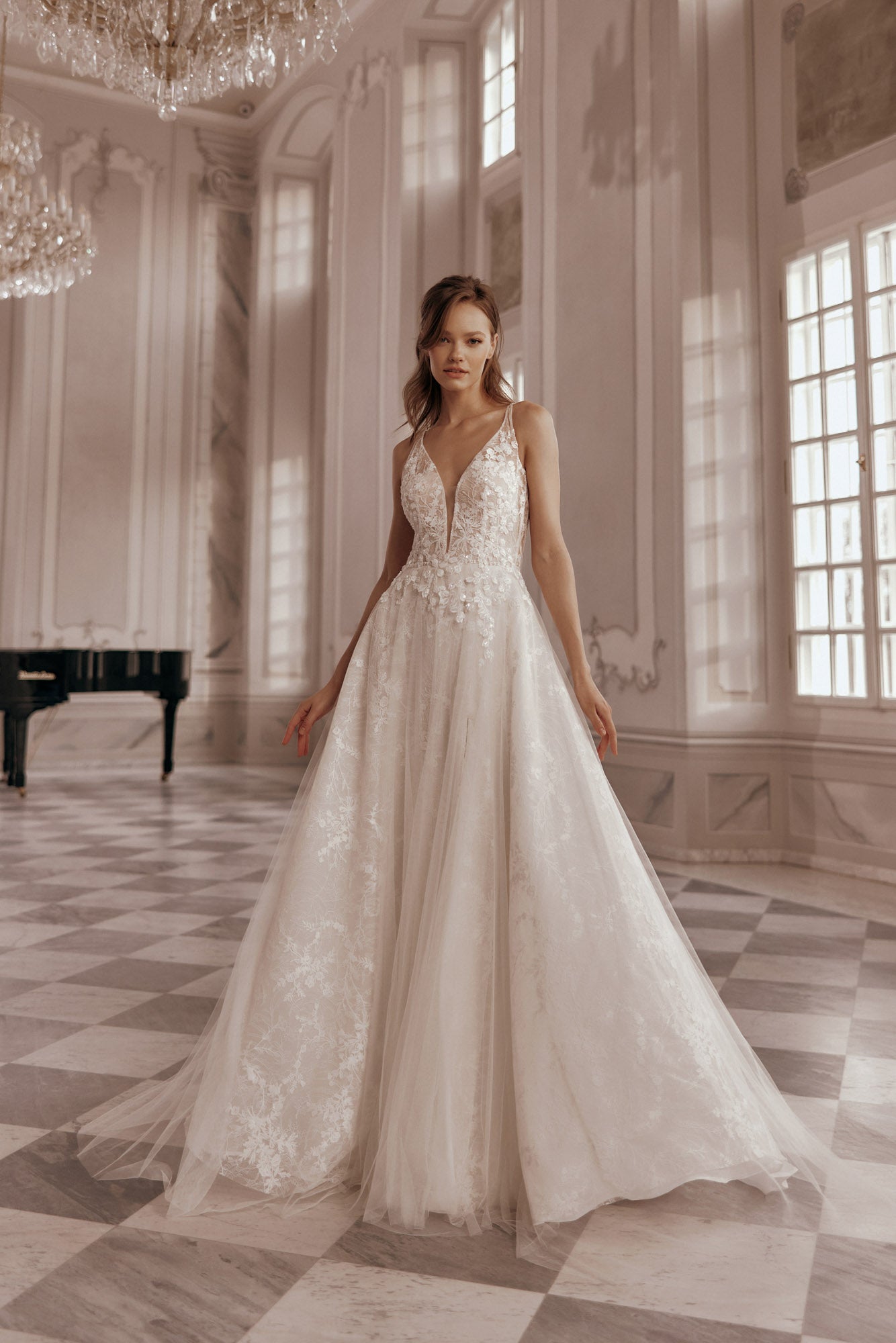 Brautkleid aus Spitze und Tüllrock von Mia Lavi 