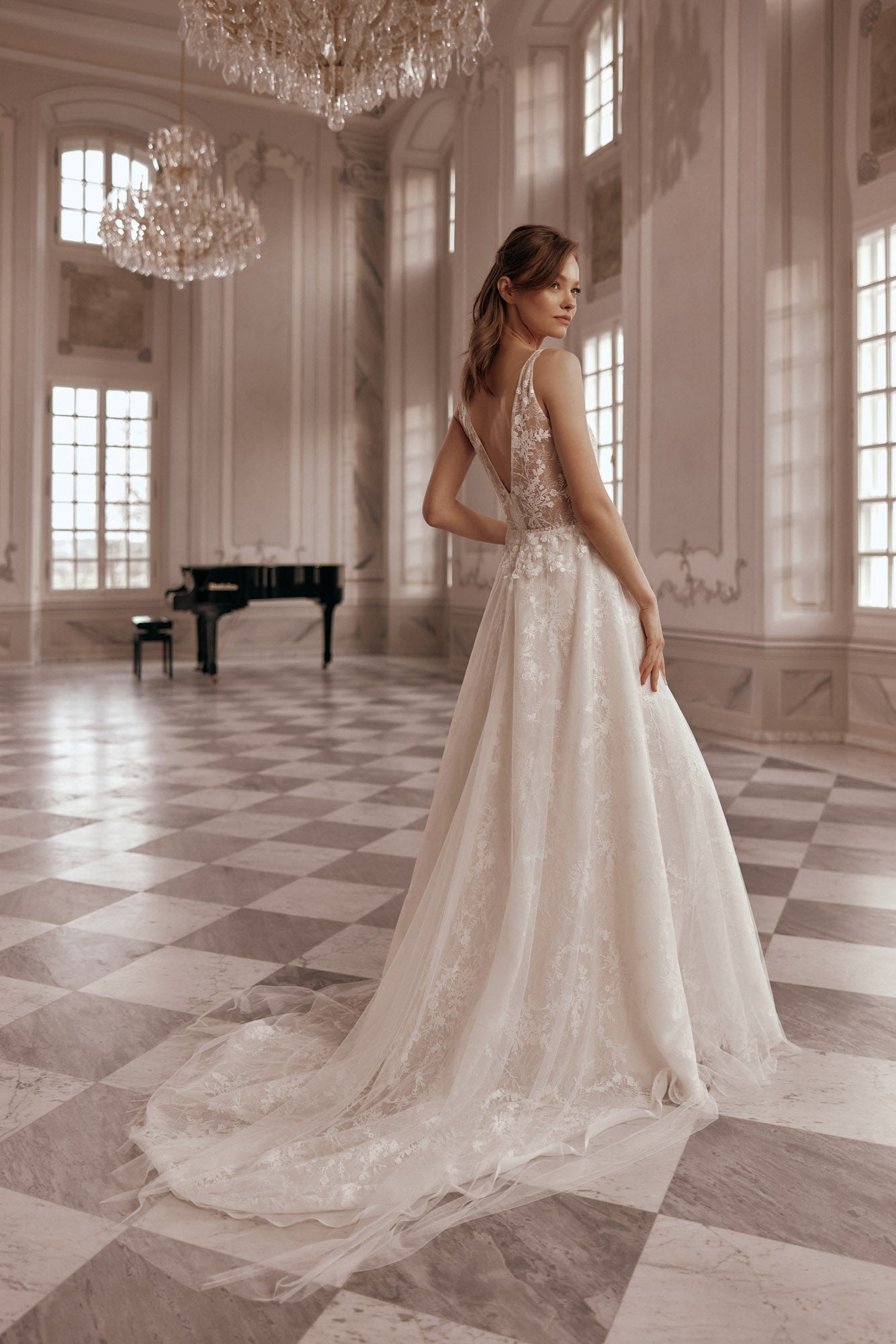 Brautkleid aus Spitze und Tüllrock von Mia Lavi 