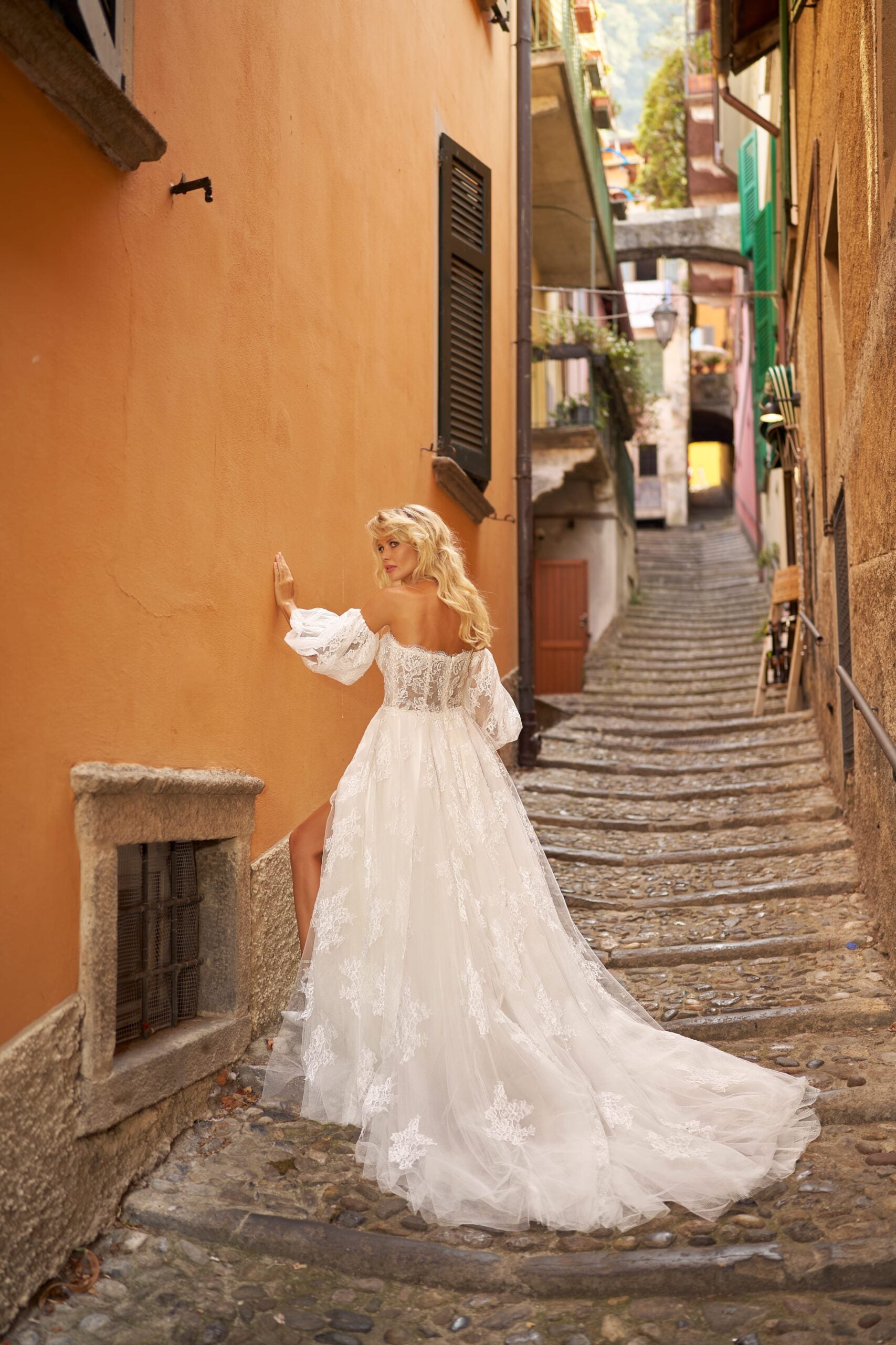 Brautkleid mit Beinschlitz und abnehmbare Puffärmel von Libelle