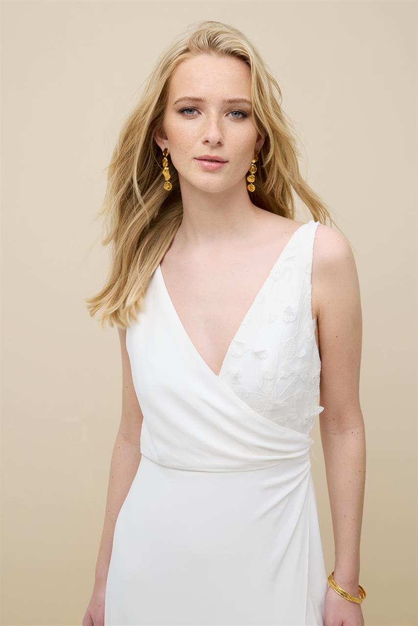 Brautkleid mit Blattstickerei und V-Ausschnitt von Marylise 