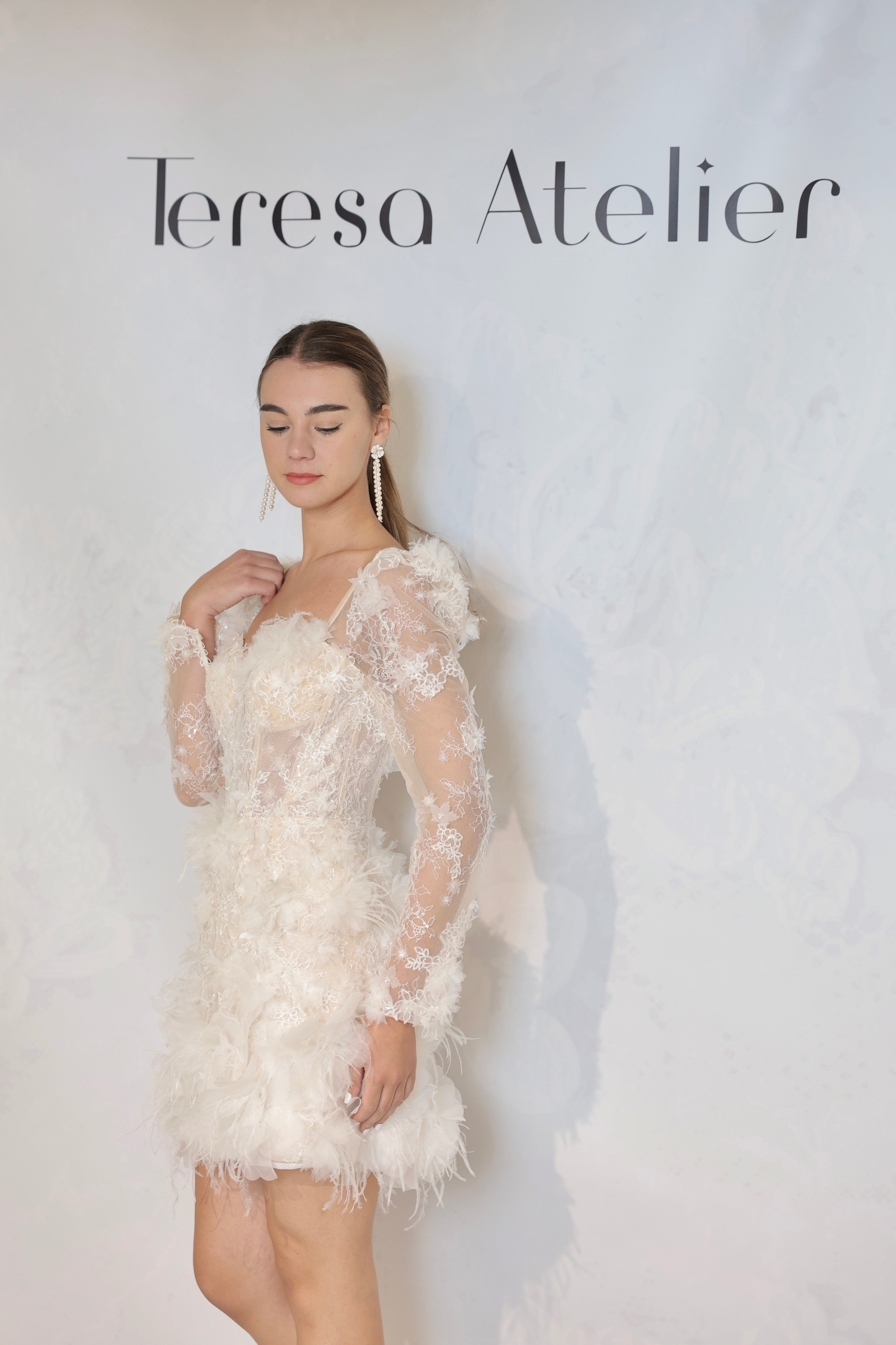 Mini-Brautkleid aus 3D-Blumen mit Federdetails von Teresa Atelier 