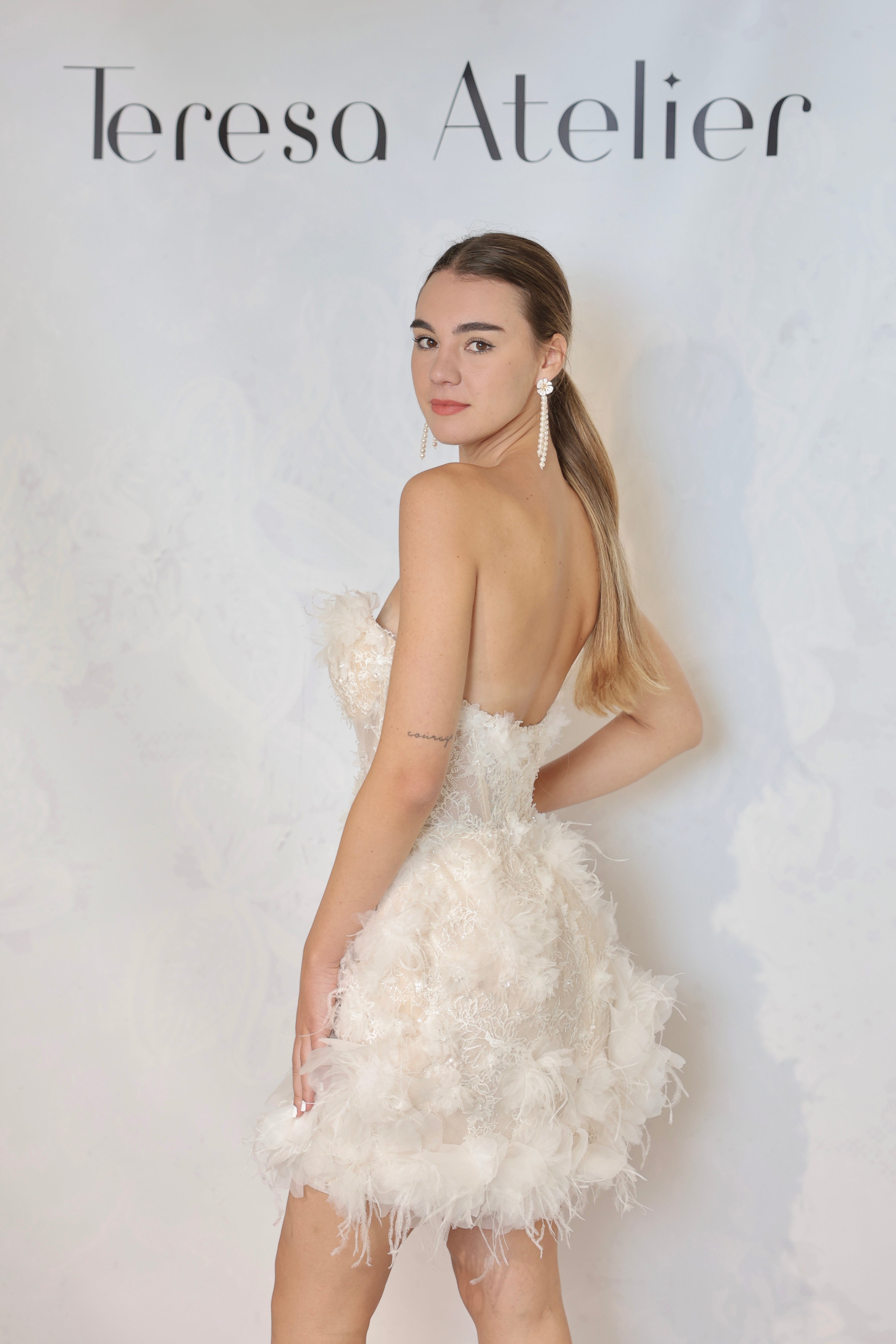 Mini-Brautkleid aus 3D-Blumen mit Federdetails von Teresa Atelier 