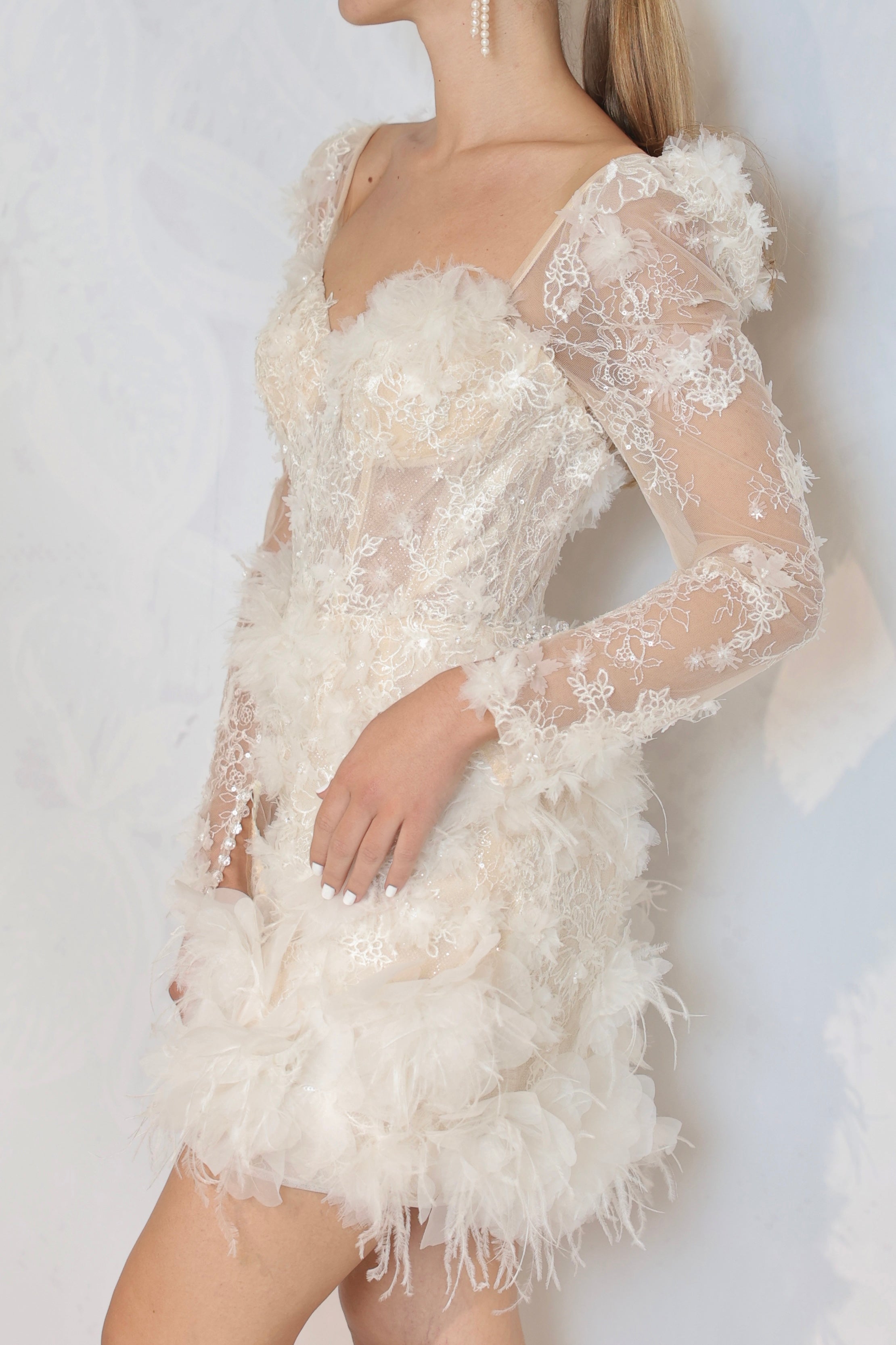 Mini-Brautkleid aus 3D-Blumen mit Federdetails von Teresa Atelier 