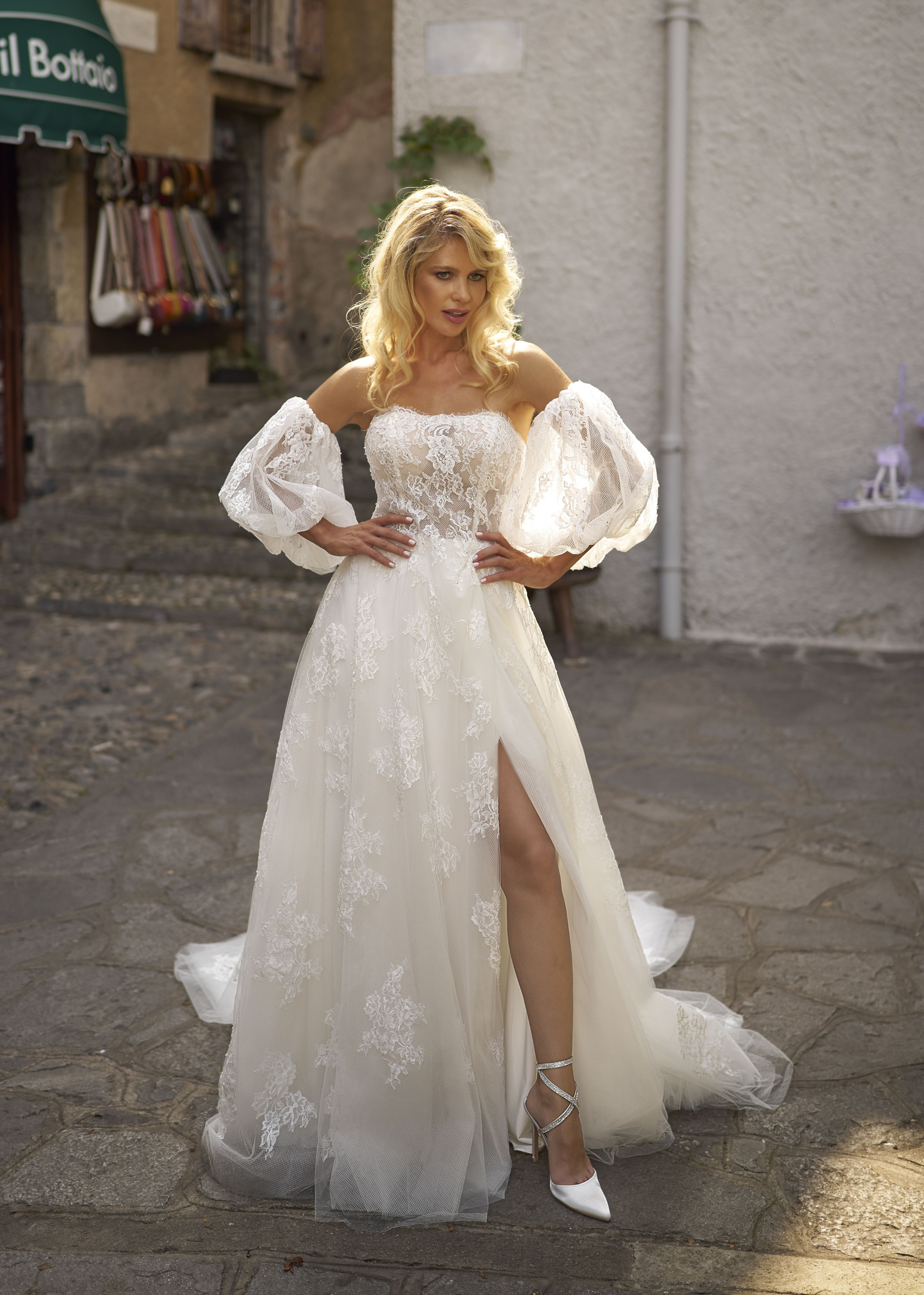 Brautkleid mit Beinschlitz und abnehmbare Puffärmel von Libelle