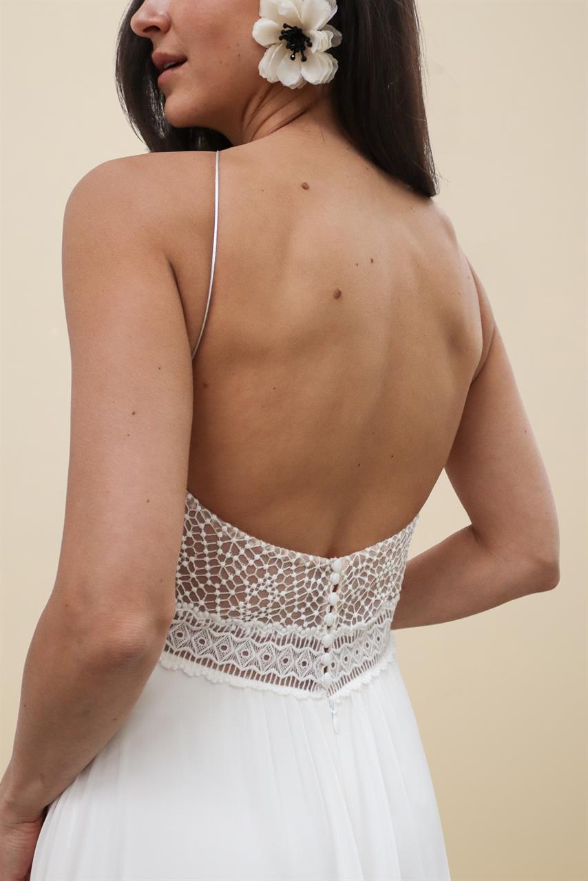 Brautkleid mit Neckholder-Ausschnitt mit Spaghettiträger von Rembo Styling 