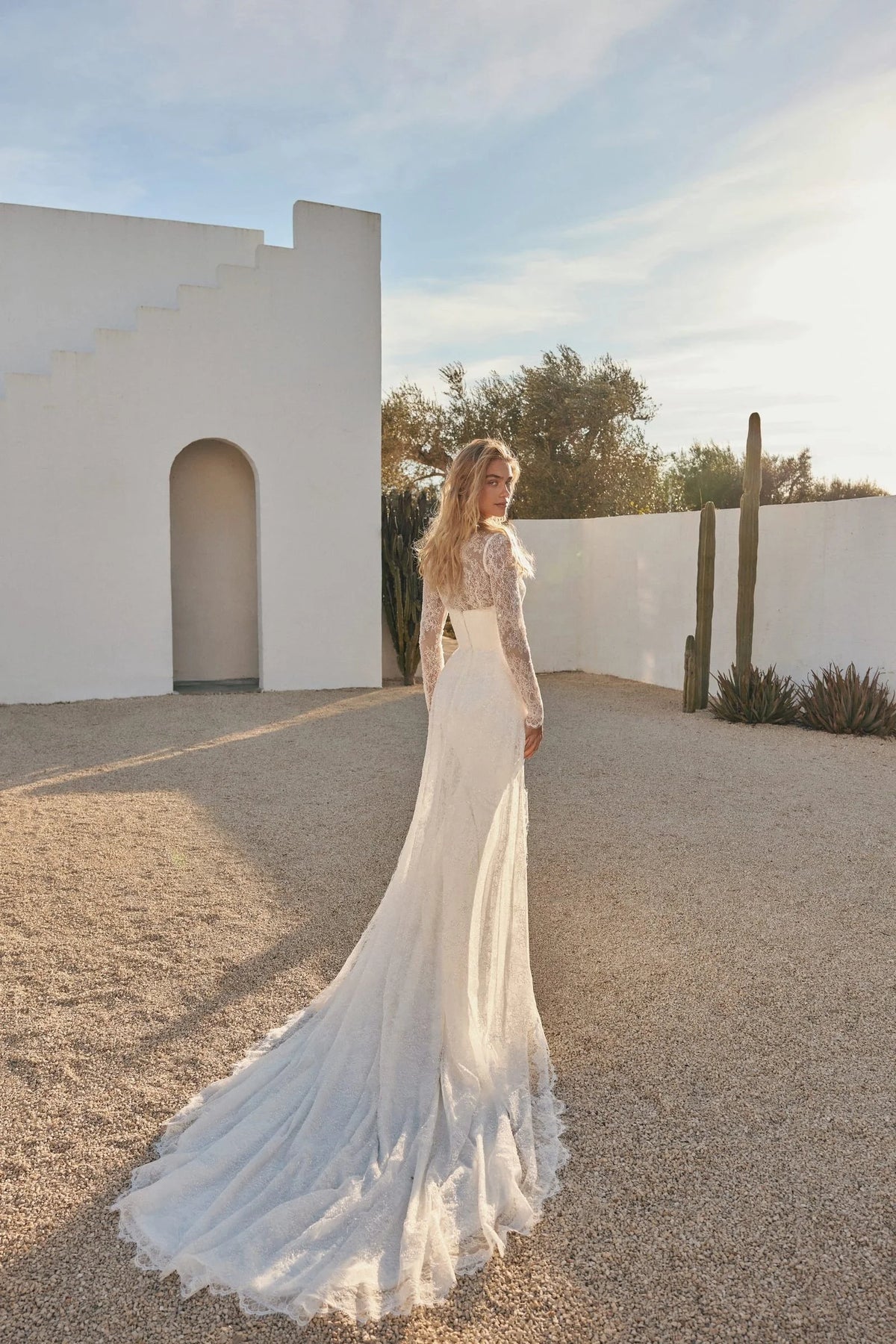 Helios Eva Lendel- Figurbetontes Brautkleid aus Satin.
