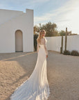 Helios Eva Lendel- Figurbetontes Brautkleid aus Satin.