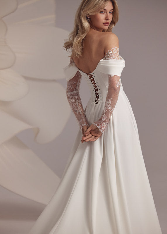  A-Linie Brautkleid mit schulterfreien Spitzenärmeln und Rock mit Schlitz von Eva Lendel 