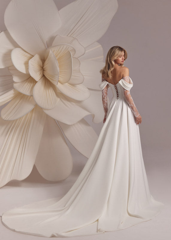  A-Linie Brautkleid mit schulterfreien Spitzenärmeln und Rock mit Schlitz von Eva Lendel 
