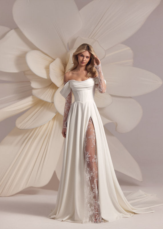  A-Linie Brautkleid mit schulterfreien Spitzenärmeln und Rock mit Schlitz von Eva Lendel 