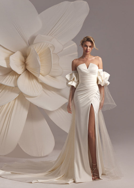 Wickel-Brautkleid mit V-Ausschnitt und abnehmbaren voluminösen Ärmeln von Eva Lendel 