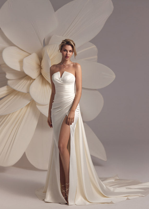 Wickel-Brautkleid mit V-Ausschnitt und abnehmbaren voluminösen Ärmeln von Eva Lendel