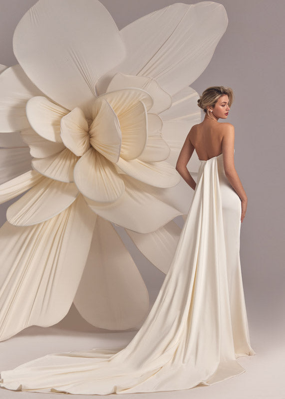 Wickel-Brautkleid mit V-Ausschnitt und abnehmbaren voluminösen Ärmeln von Eva Lendel