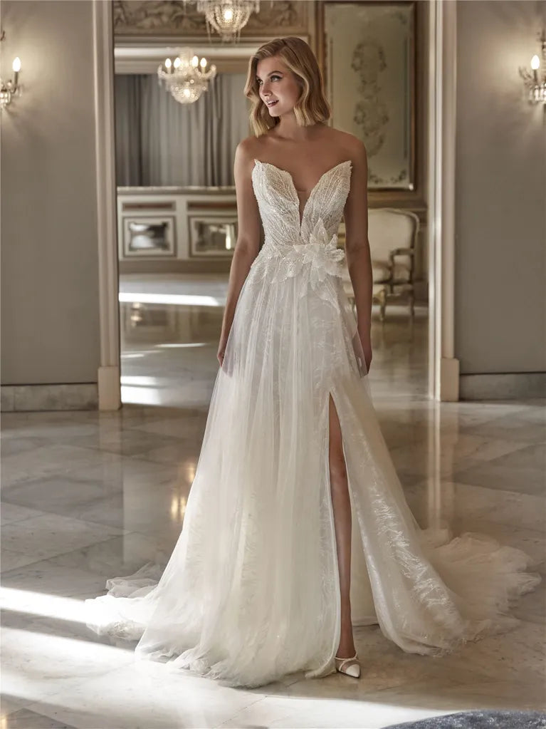 A-Linie Brautkleid mit Blumendetail auf die Taille von Pronovias