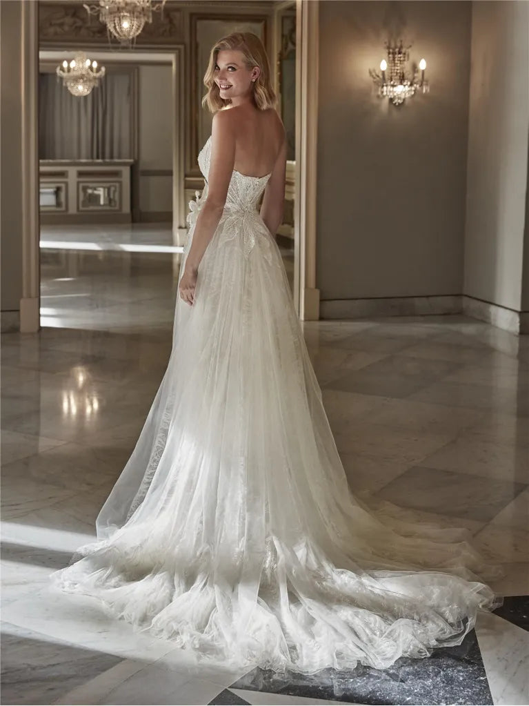 A-Linie Brautkleid mit Blumendetail auf die Taille von Pronovias