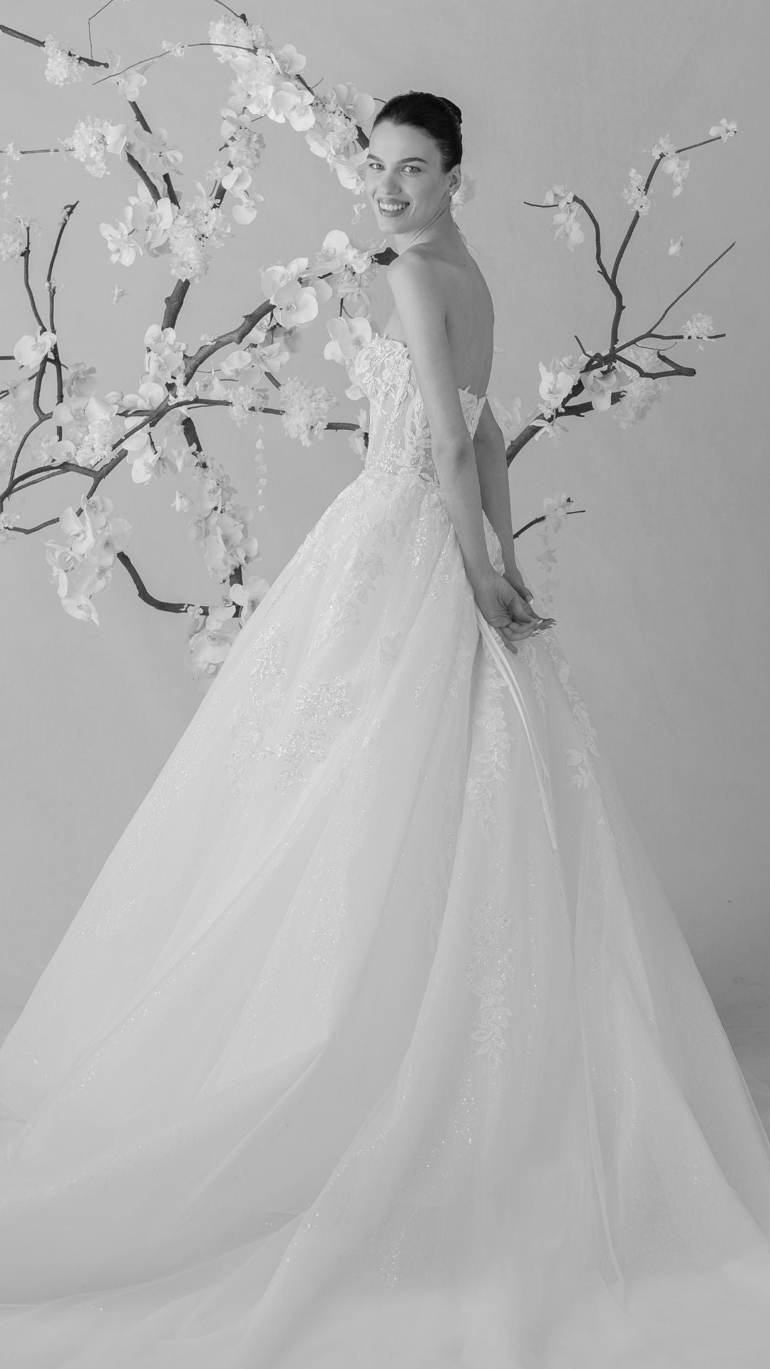 Elegantes Brautkleid von Morilee mit einem hauchdünnen Rock und floralen Akzenten.