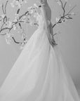 Elegantes Brautkleid von Morilee mit einem hauchdünnen Rock und floralen Akzenten.